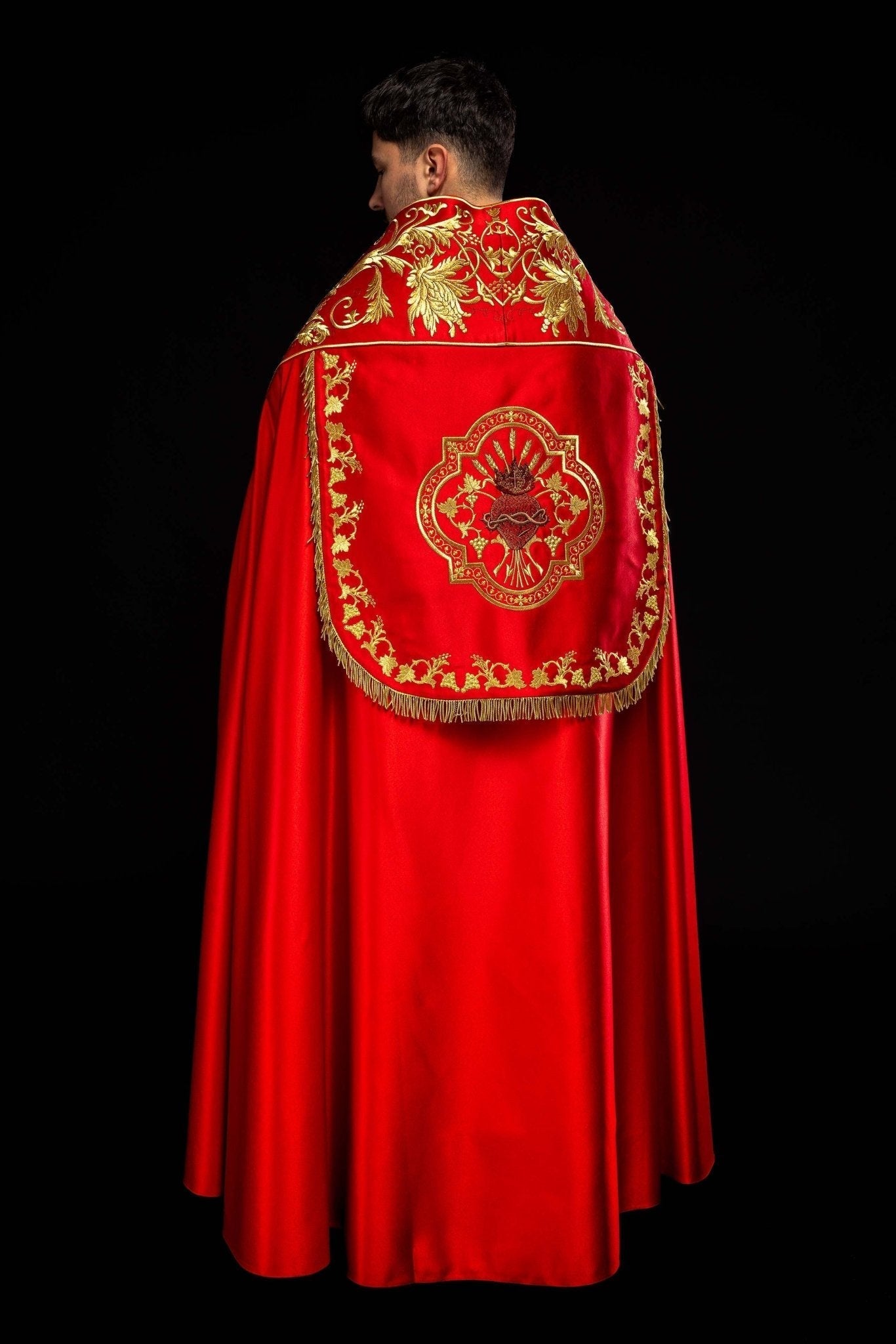 Capa de asperges romana vermelha com bordado do Sagrado Coração de Jesus