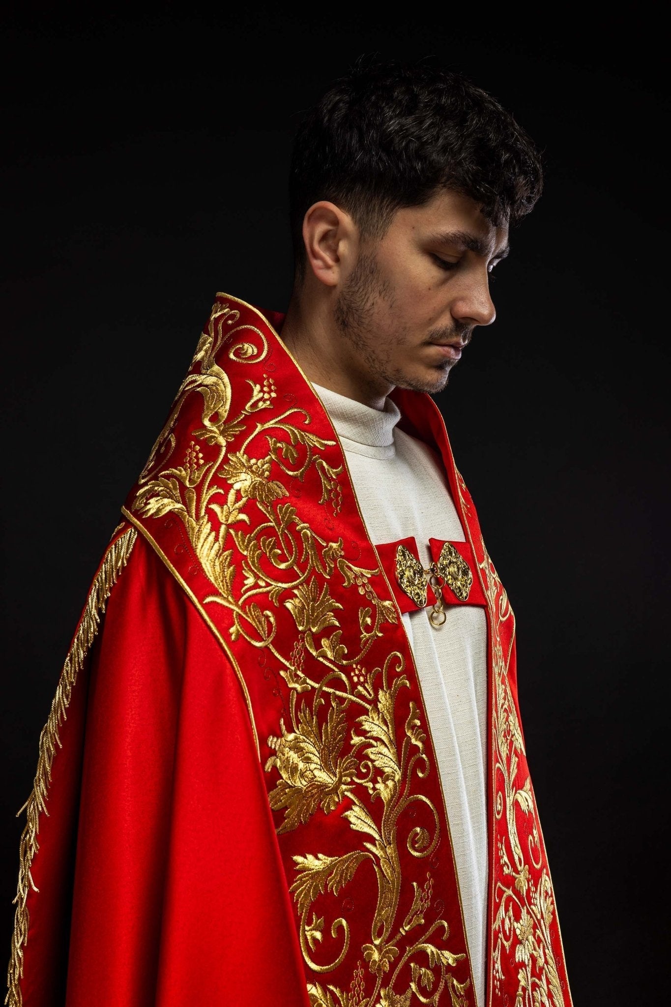 Capa de asperges romana vermelha com bordado do Sagrado Coração de Jesus