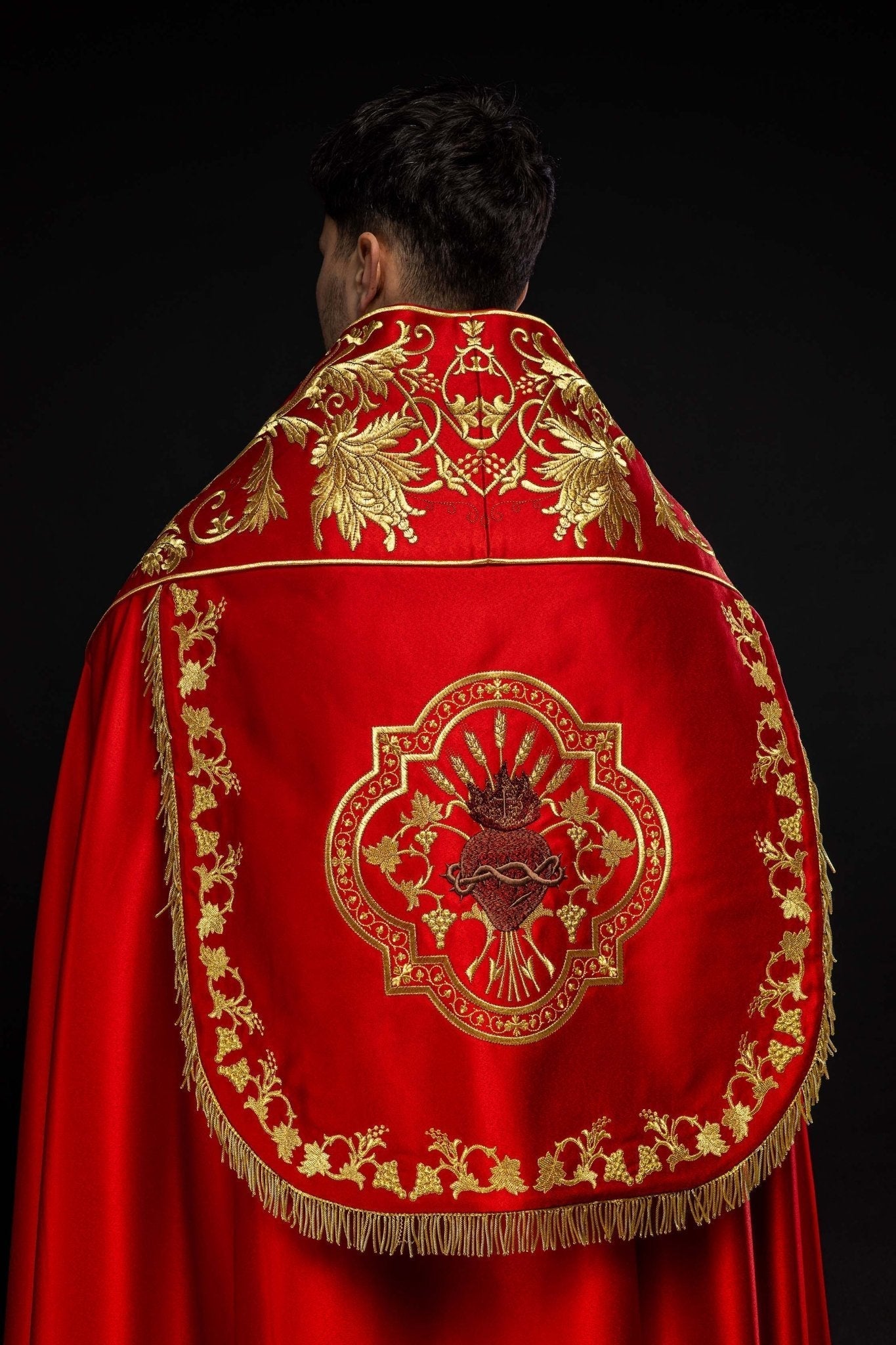 Capa de asperges romana vermelha com bordado do Sagrado Coração de Jesus