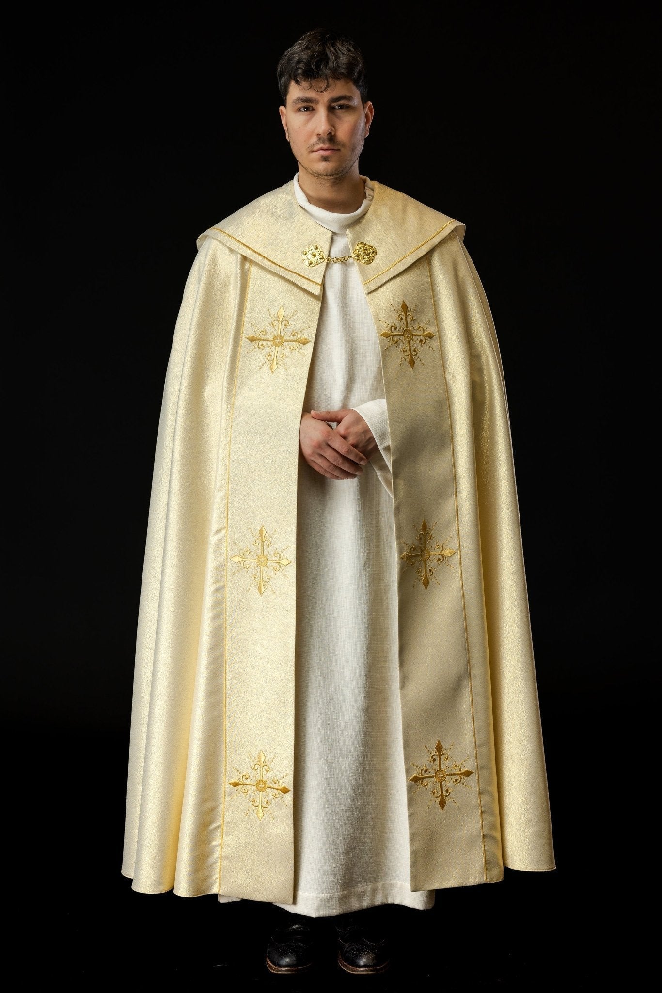 Capa de asperges litúrgica bordada dourada