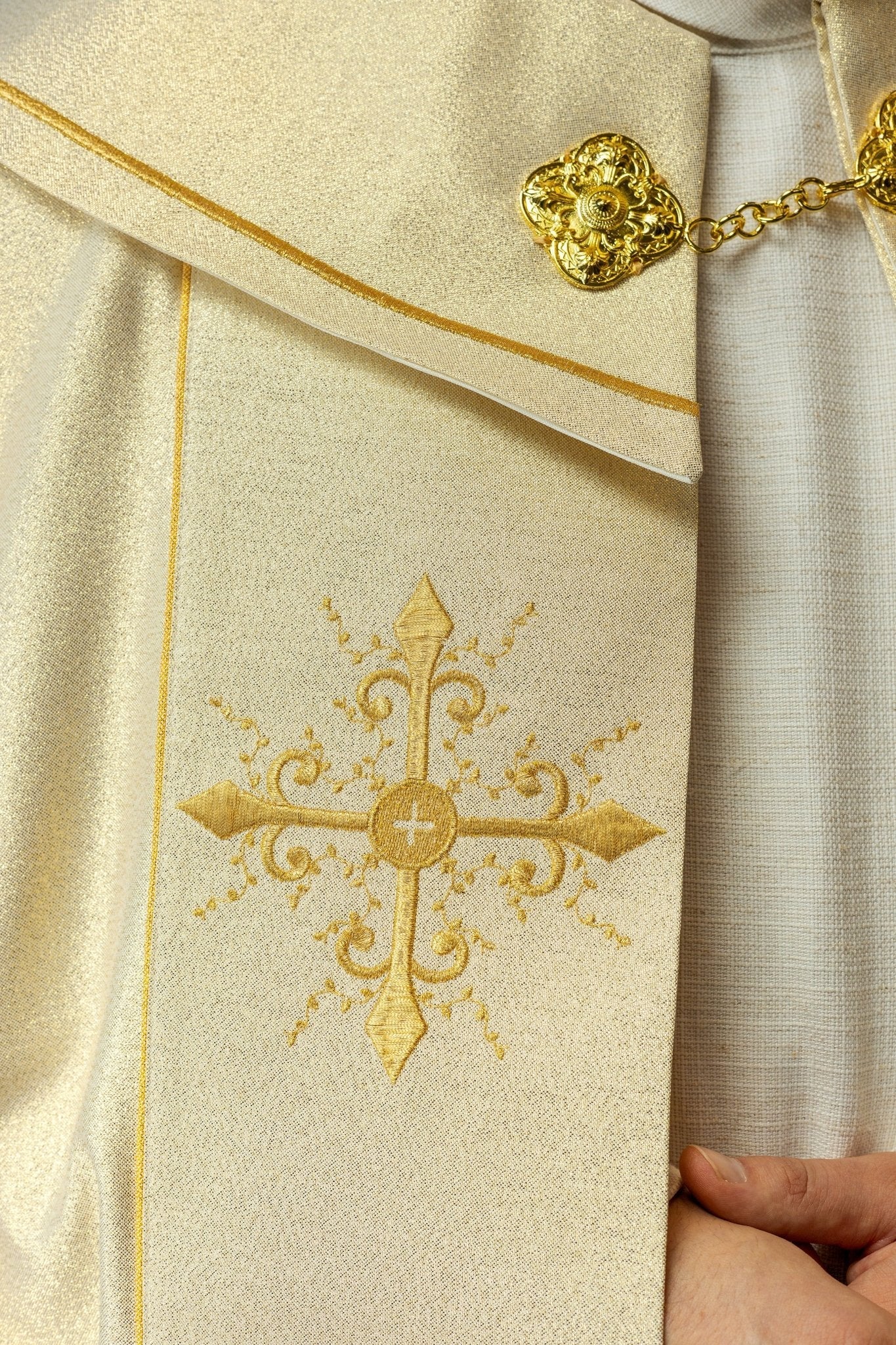 Capa de asperges litúrgica bordada dourada