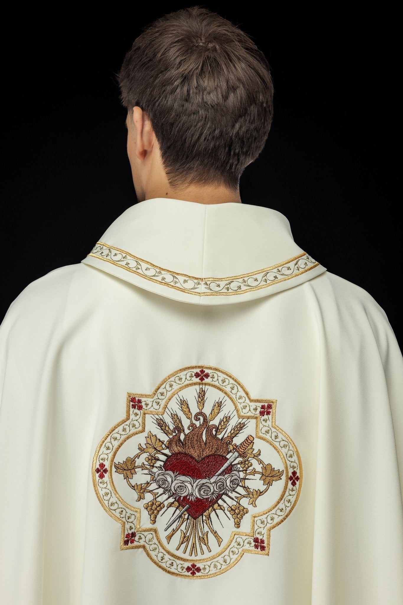 Casula bordada com motivo do Coração de Maria