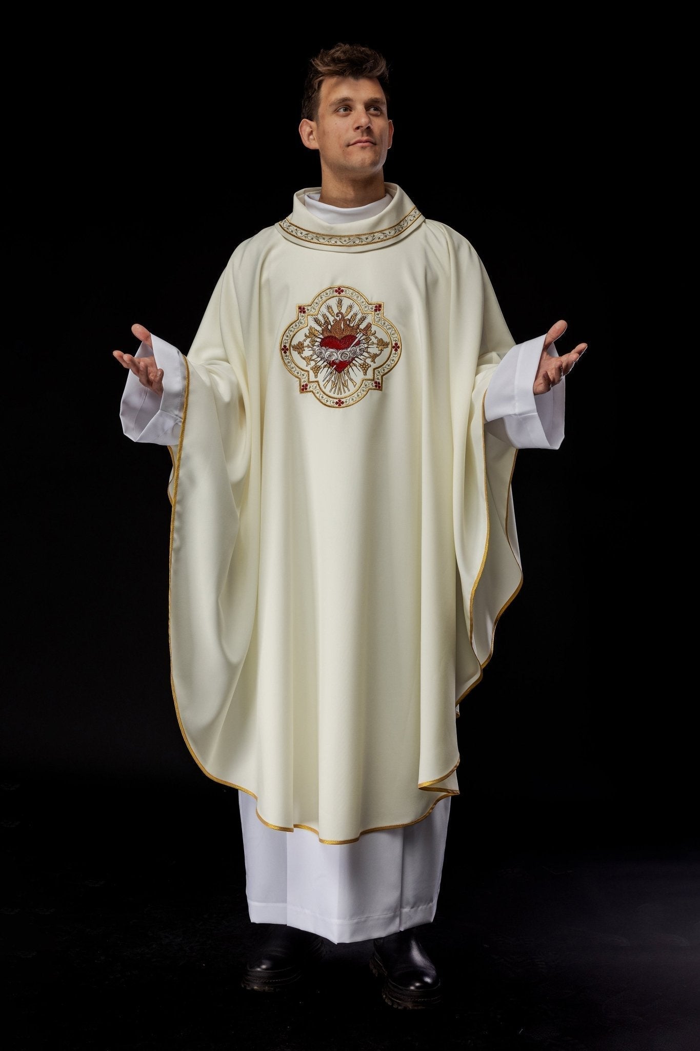 Casula bordada com motivo do Coração de Maria