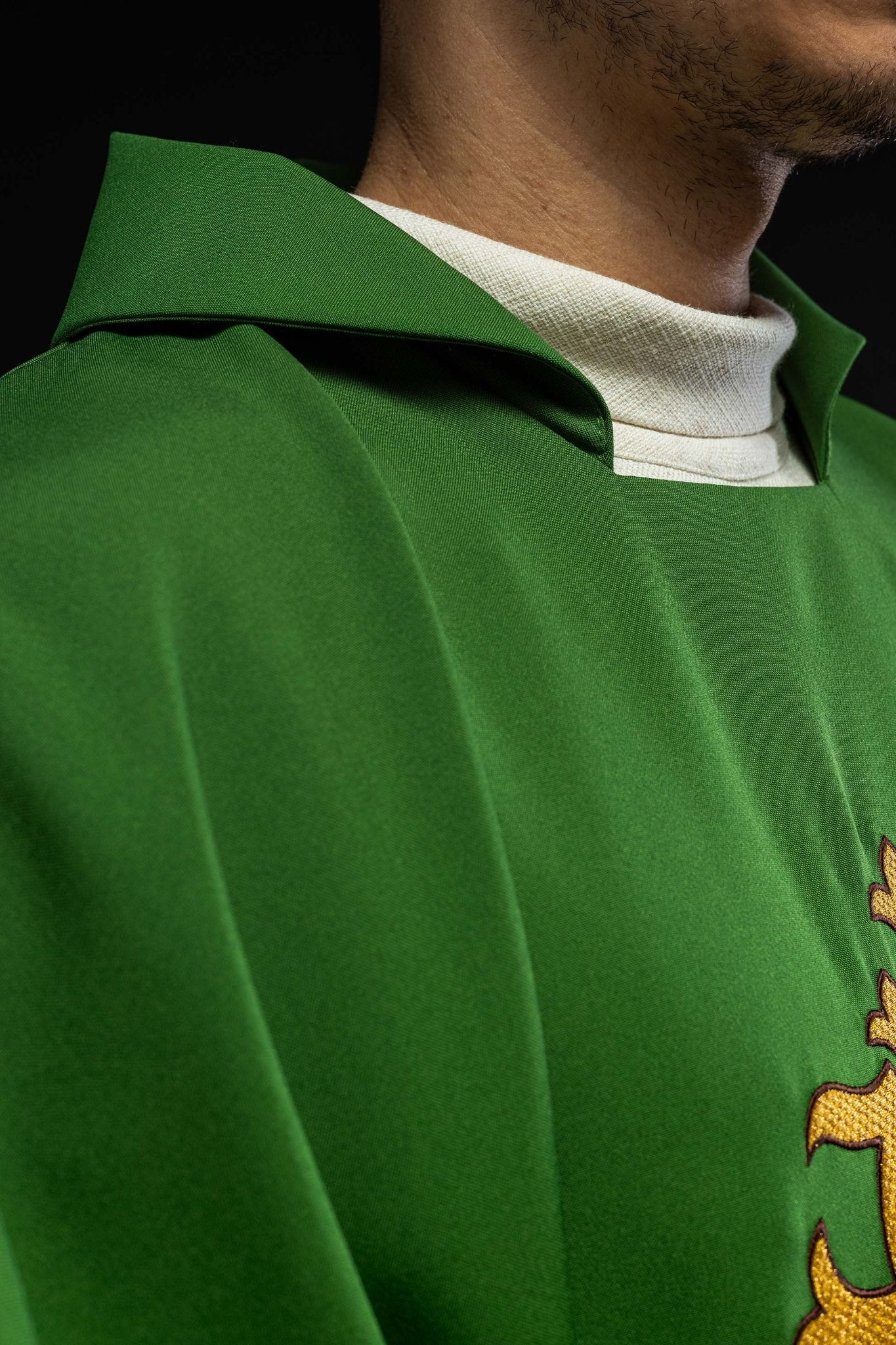Casula verde bordada com símbolo JHS e gola larga