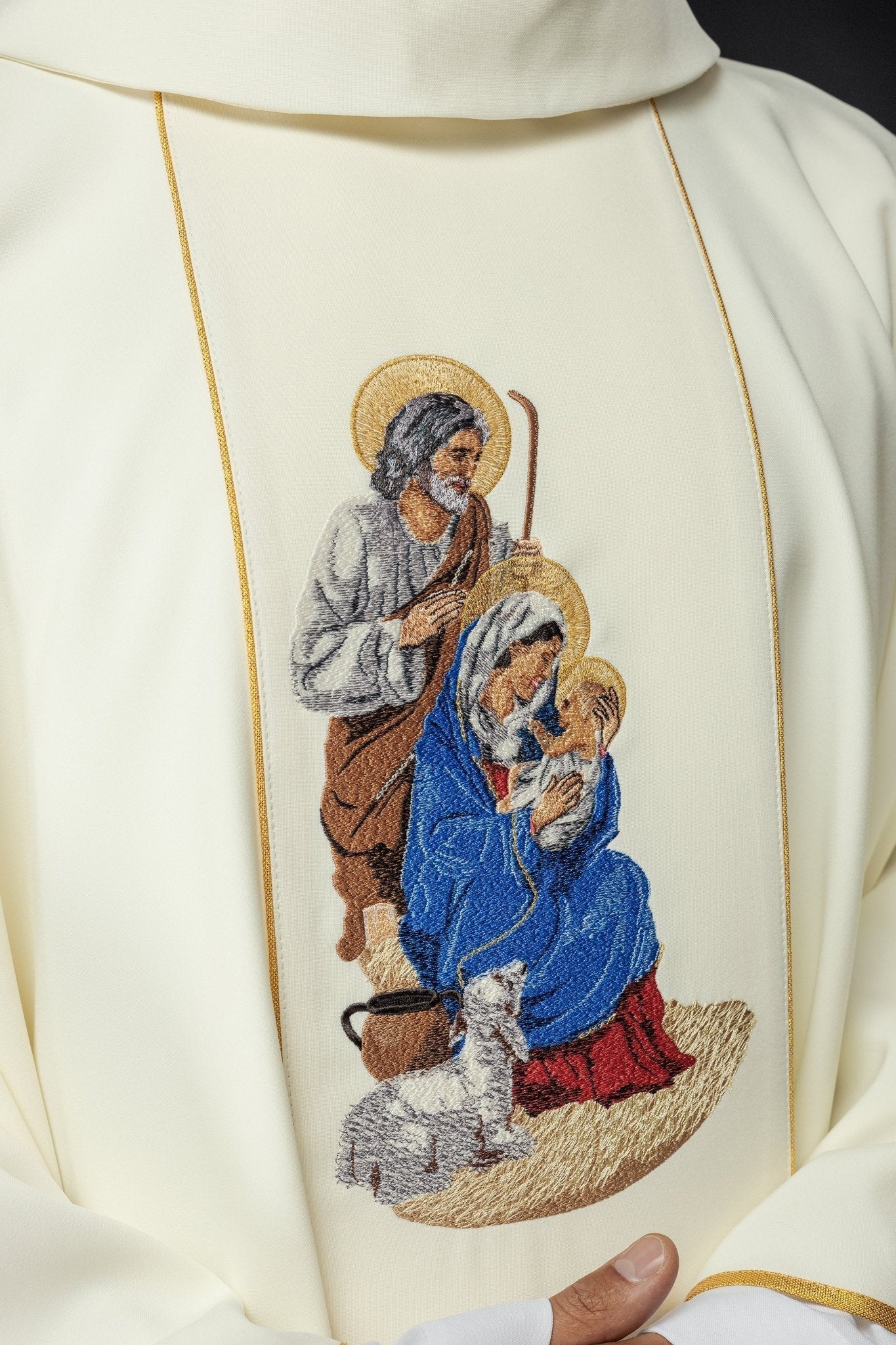 Casula bordada com a imagem da Sagrada Família para o Natal