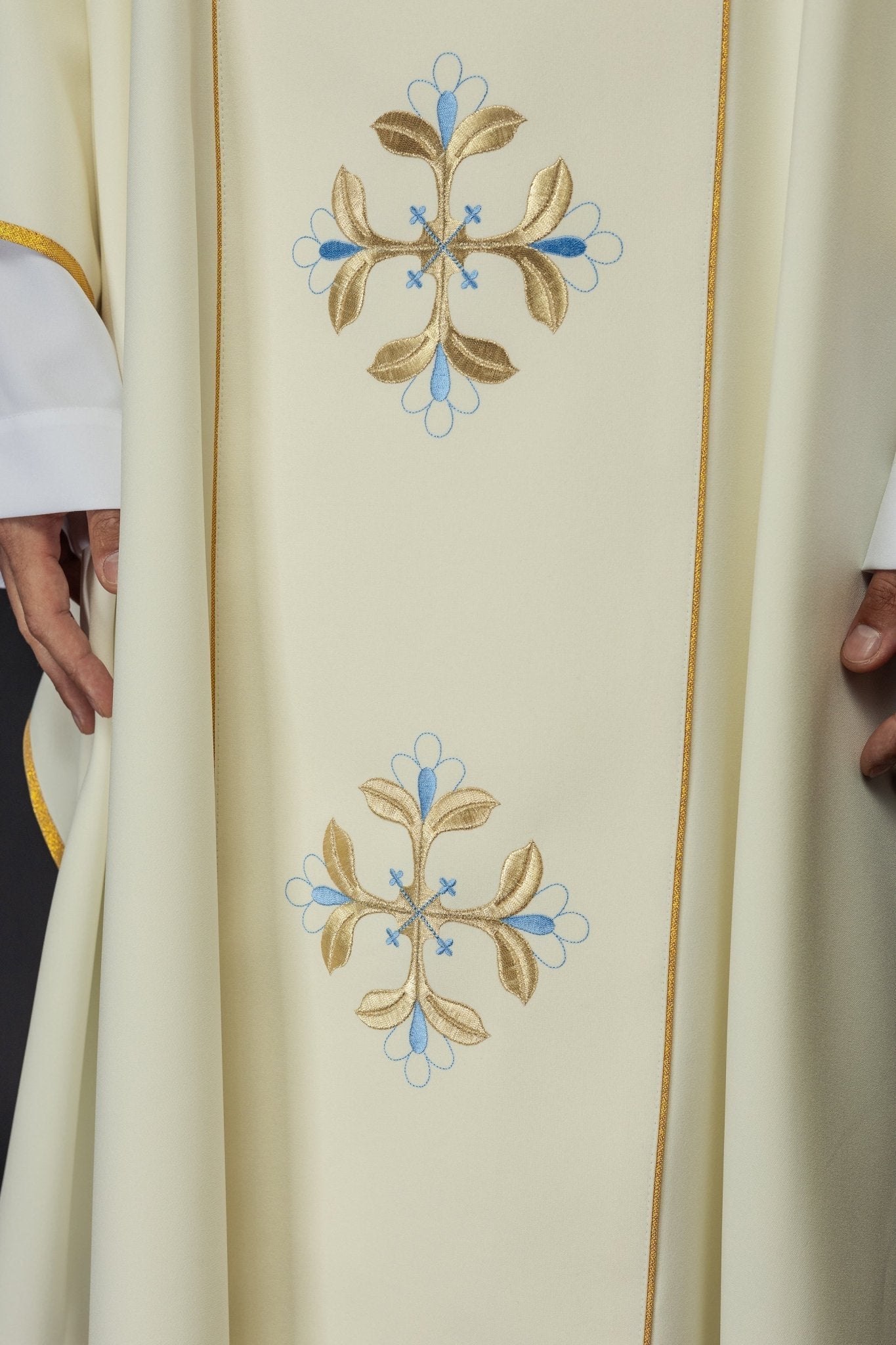 Casula bordada com imagem de Nossa Senhora com o Menino Jesus