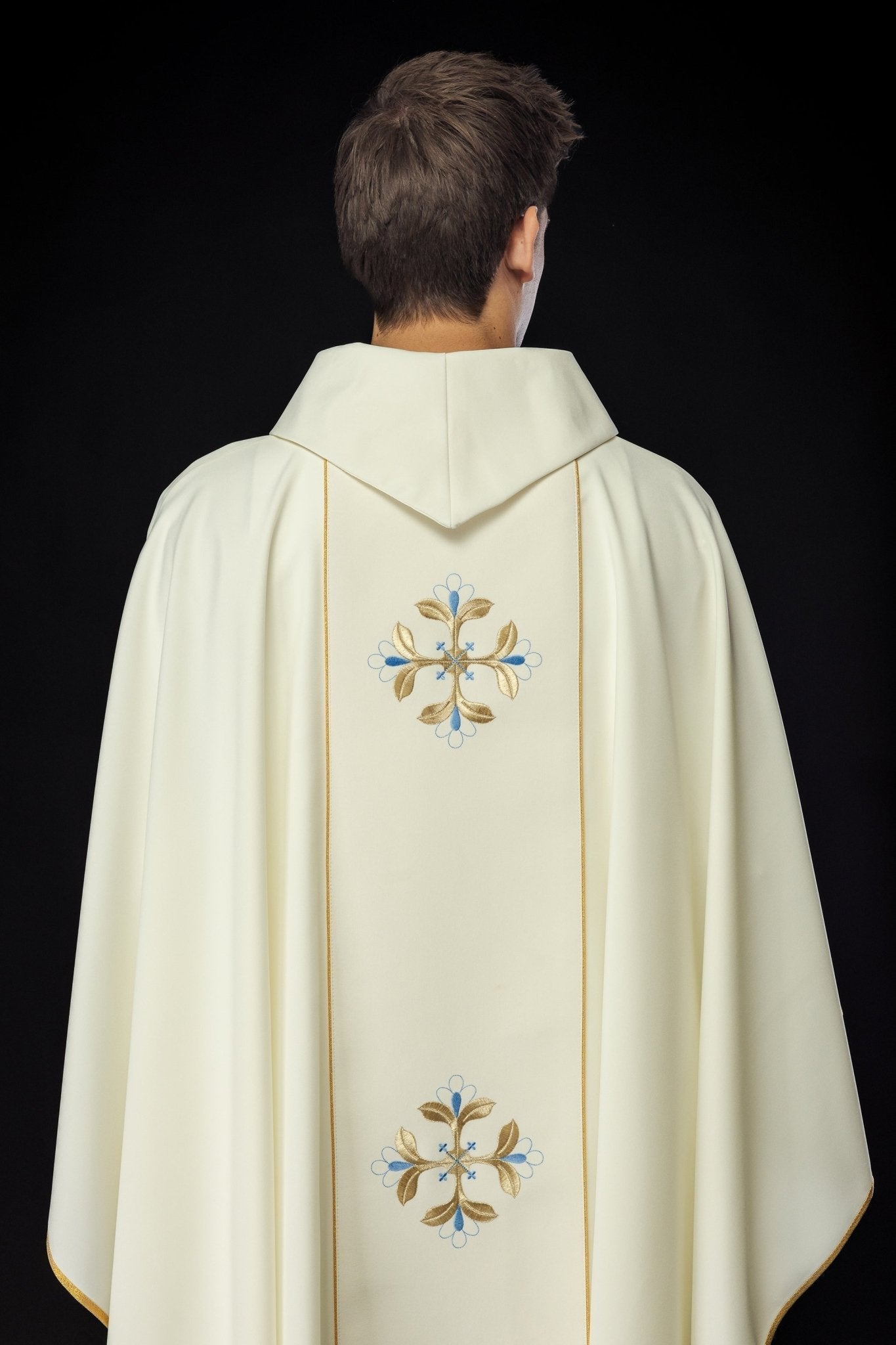 Casula bordada com imagem de Nossa Senhora com o Menino Jesus