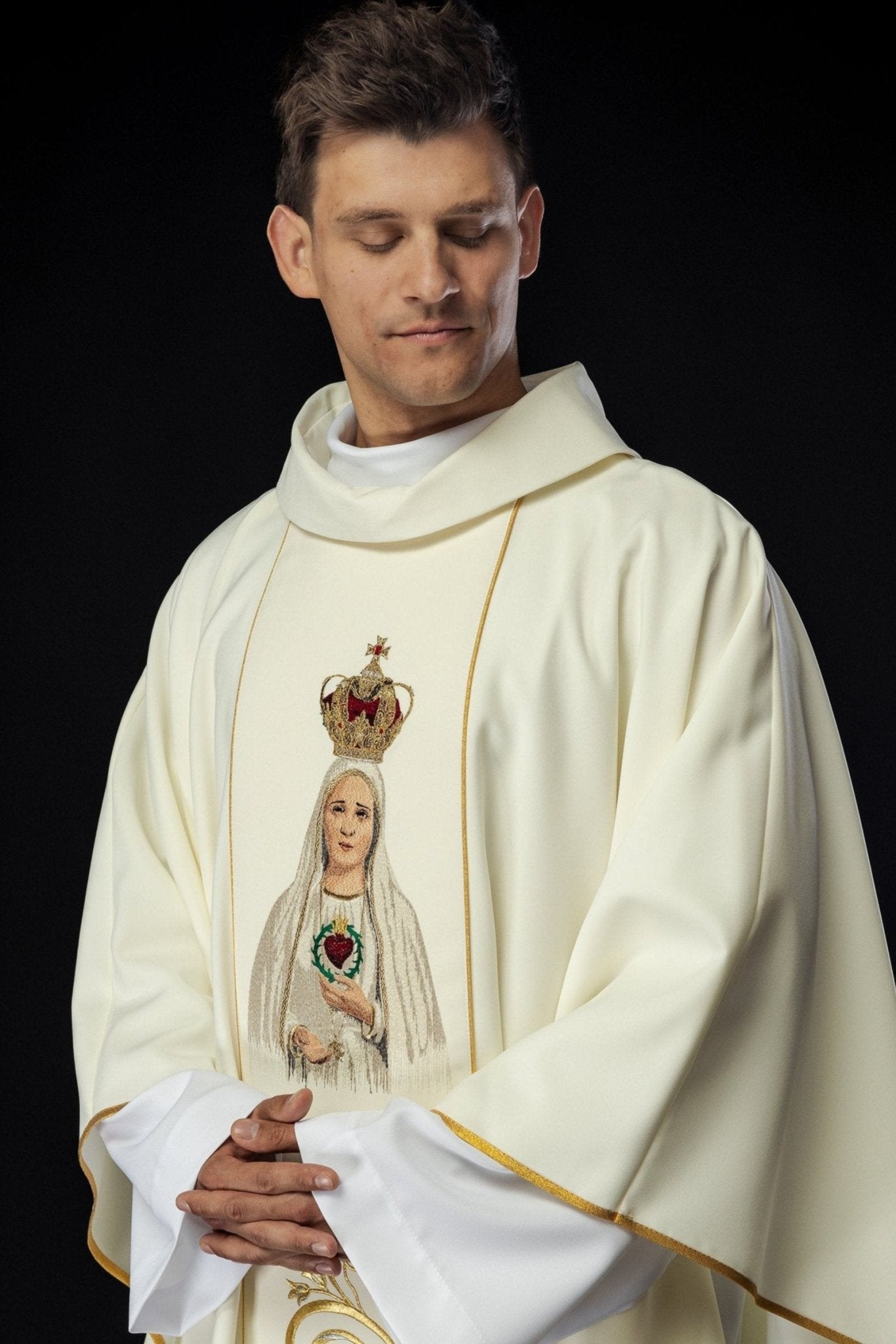 Casula bordada com imagem de Nossa Senhora de Fátima