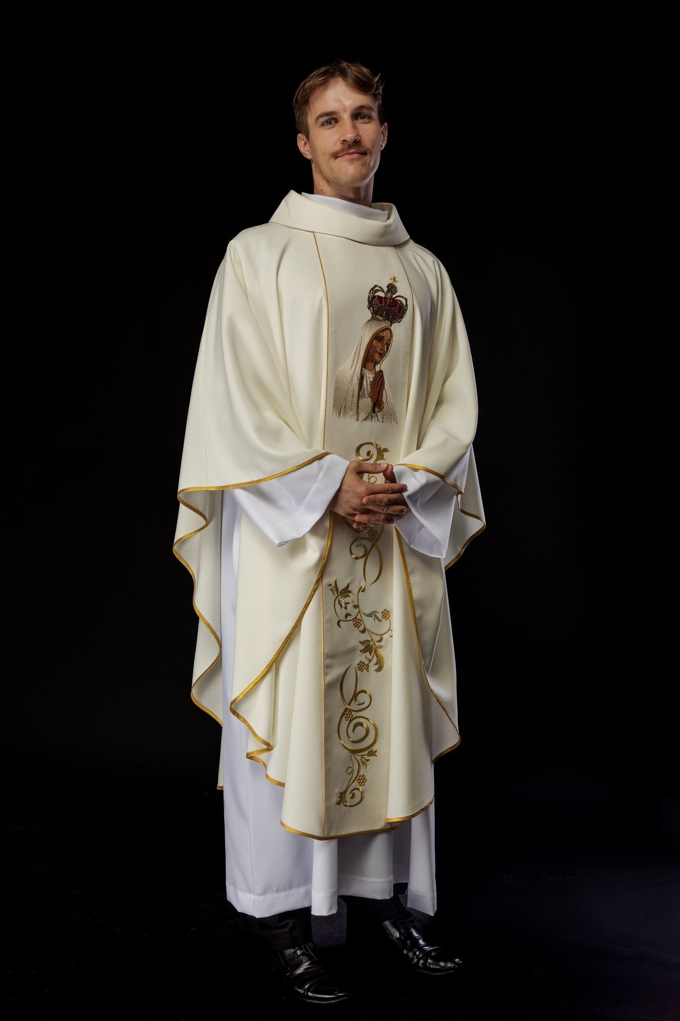 Casula bordada com a imagem de Nossa Senhora de Fátima