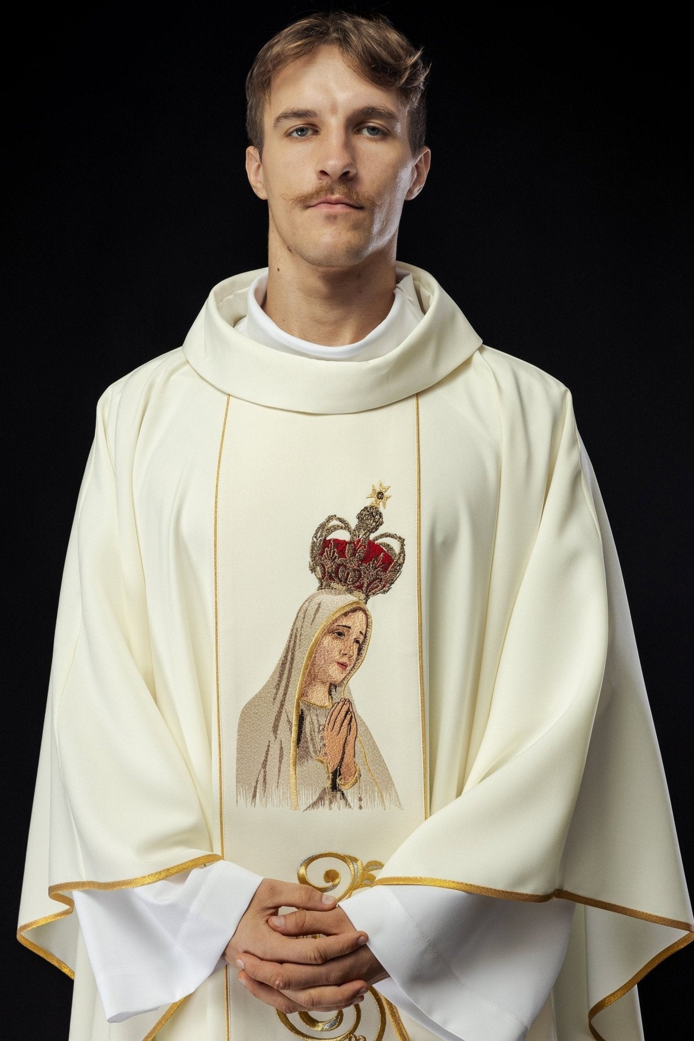 Casula bordada com a imagem de Nossa Senhora de Fátima