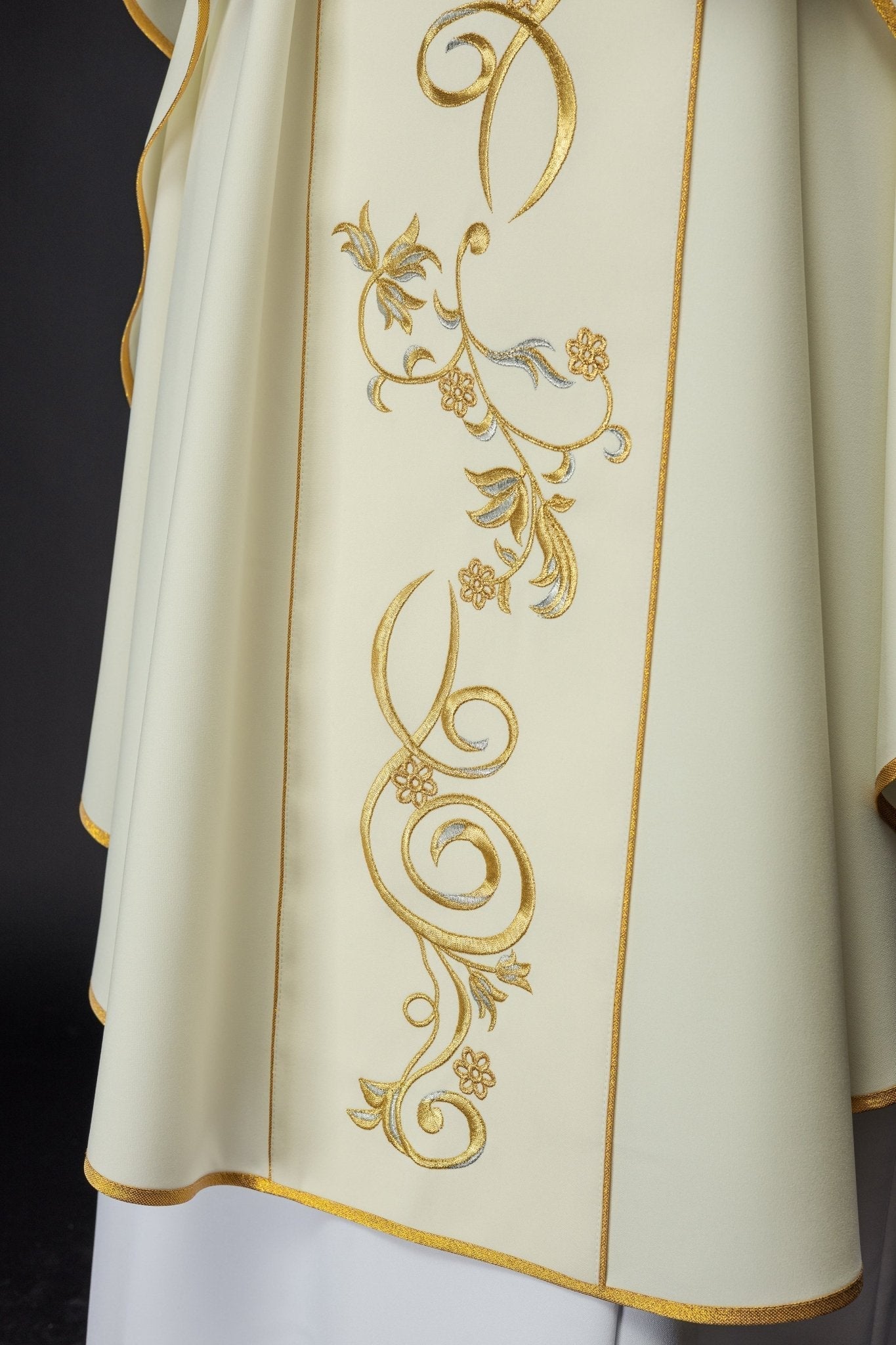 Casula bordada com imagem de Nossa Senhora de Fátima