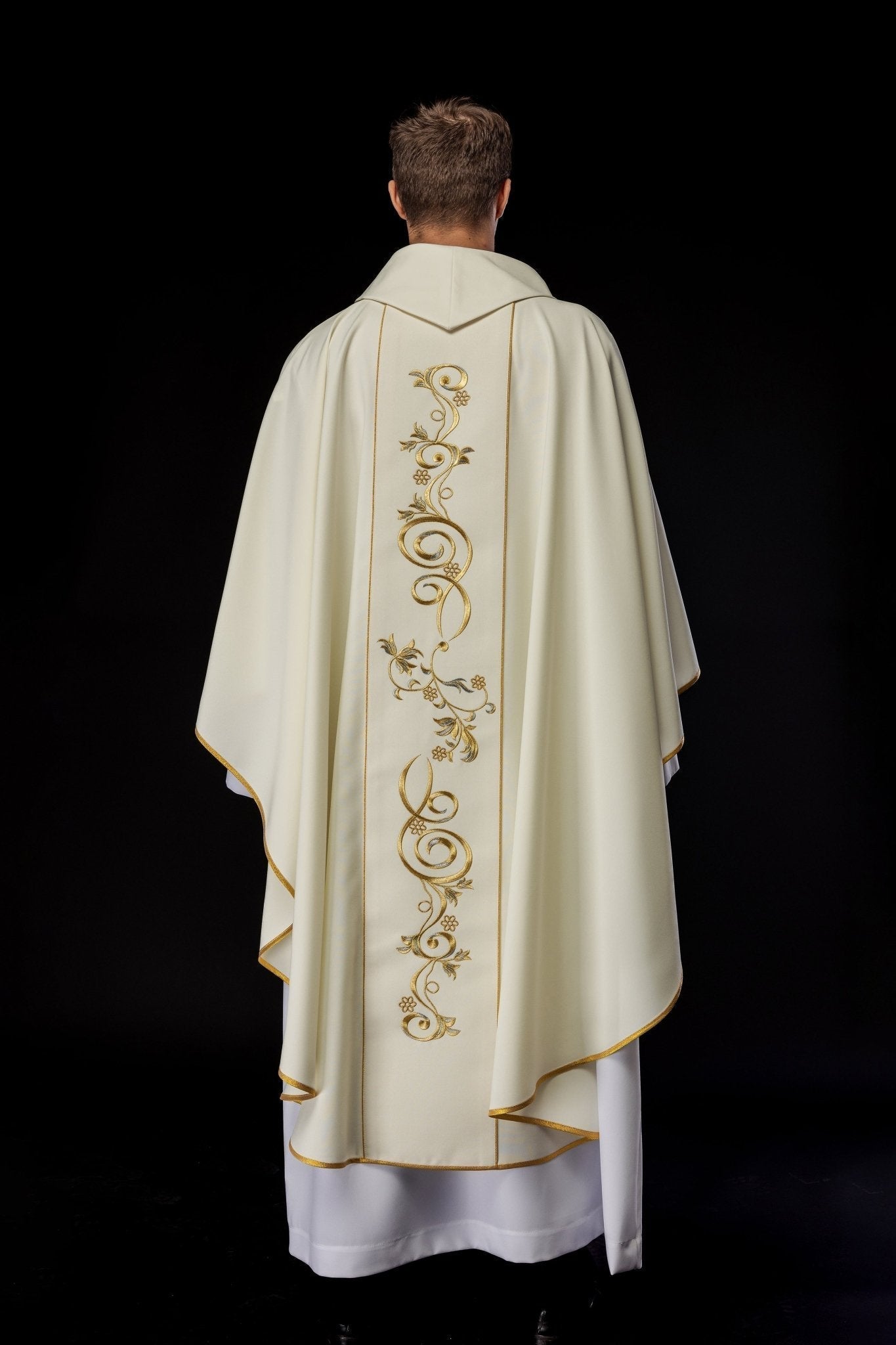 Casula bordada com a imagem de Nossa Senhora de Fátima