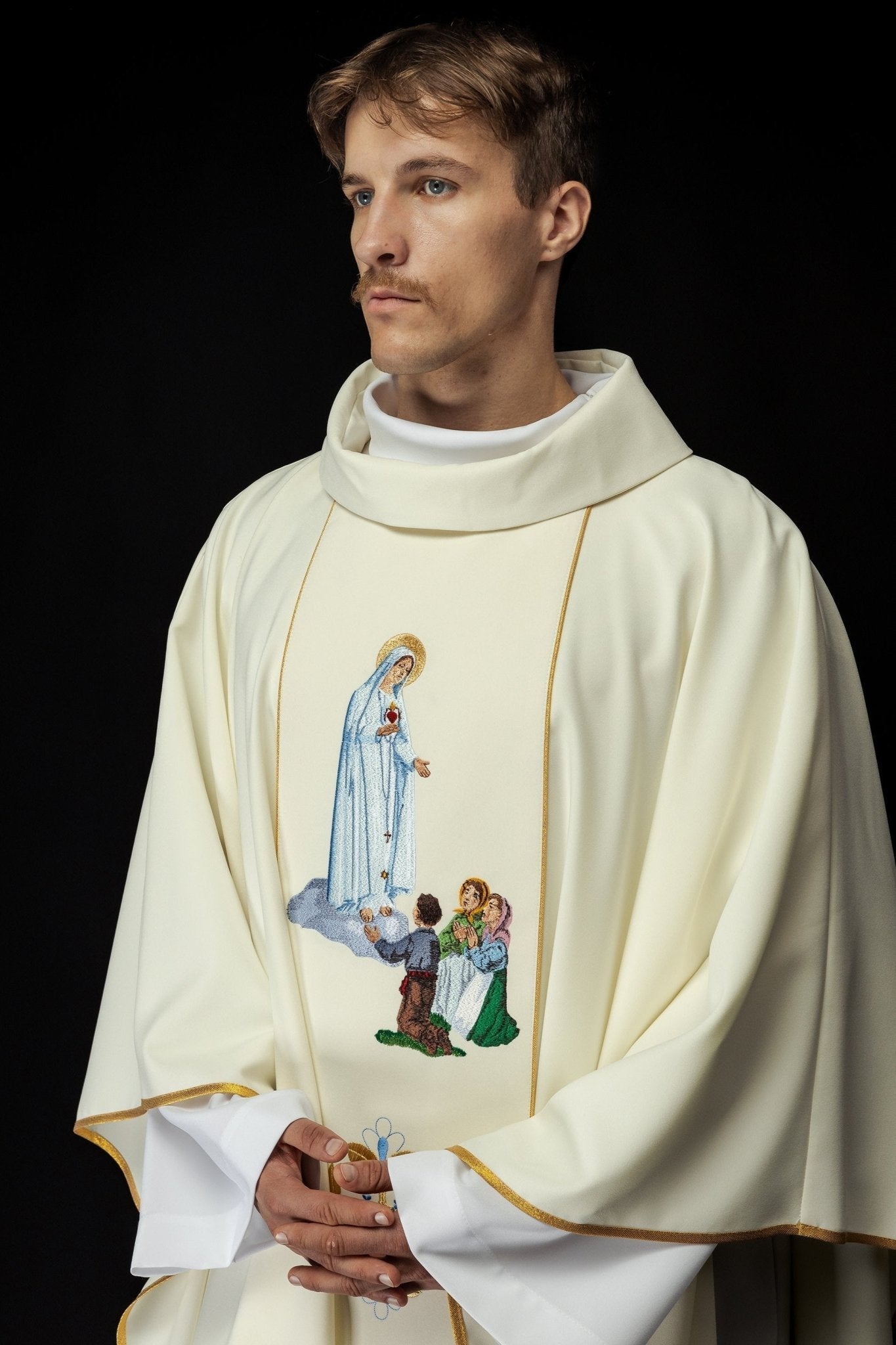 Casula bordada com imagem de Nossa Senhora de Fátima