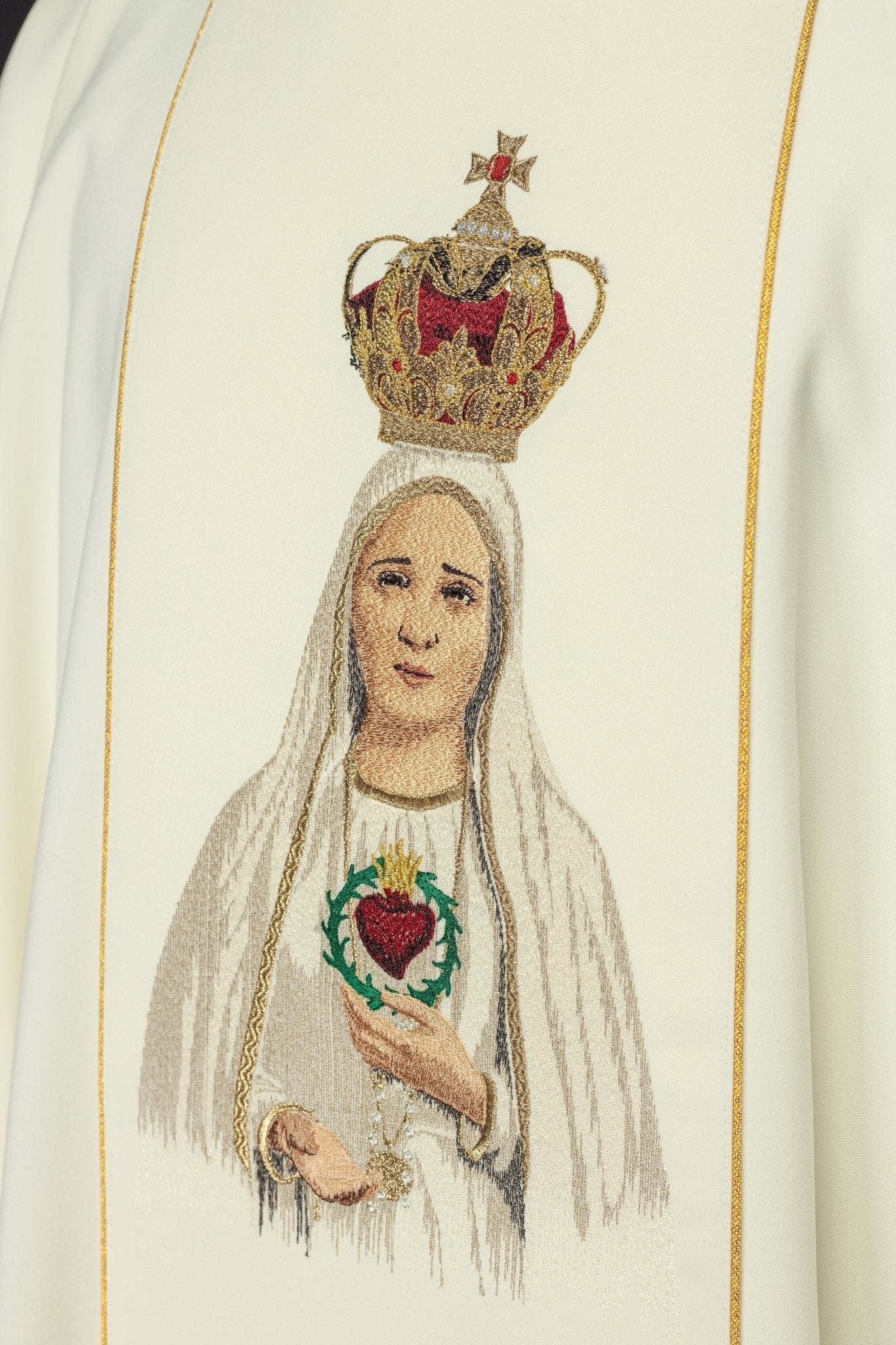 Casula bordada com imagem de Nossa Senhora de Fátima