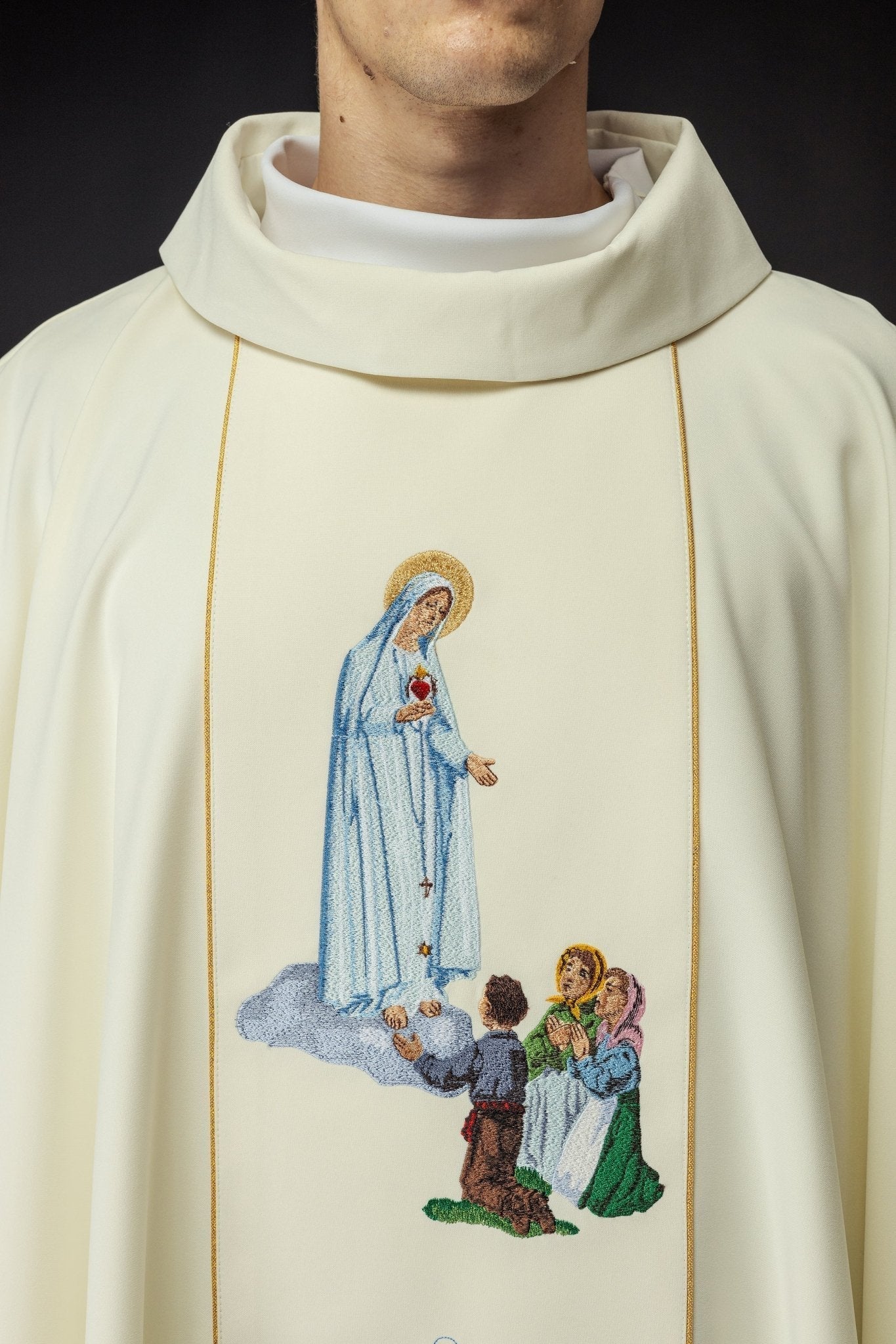 Casula bordada com imagem de Nossa Senhora de Fátima