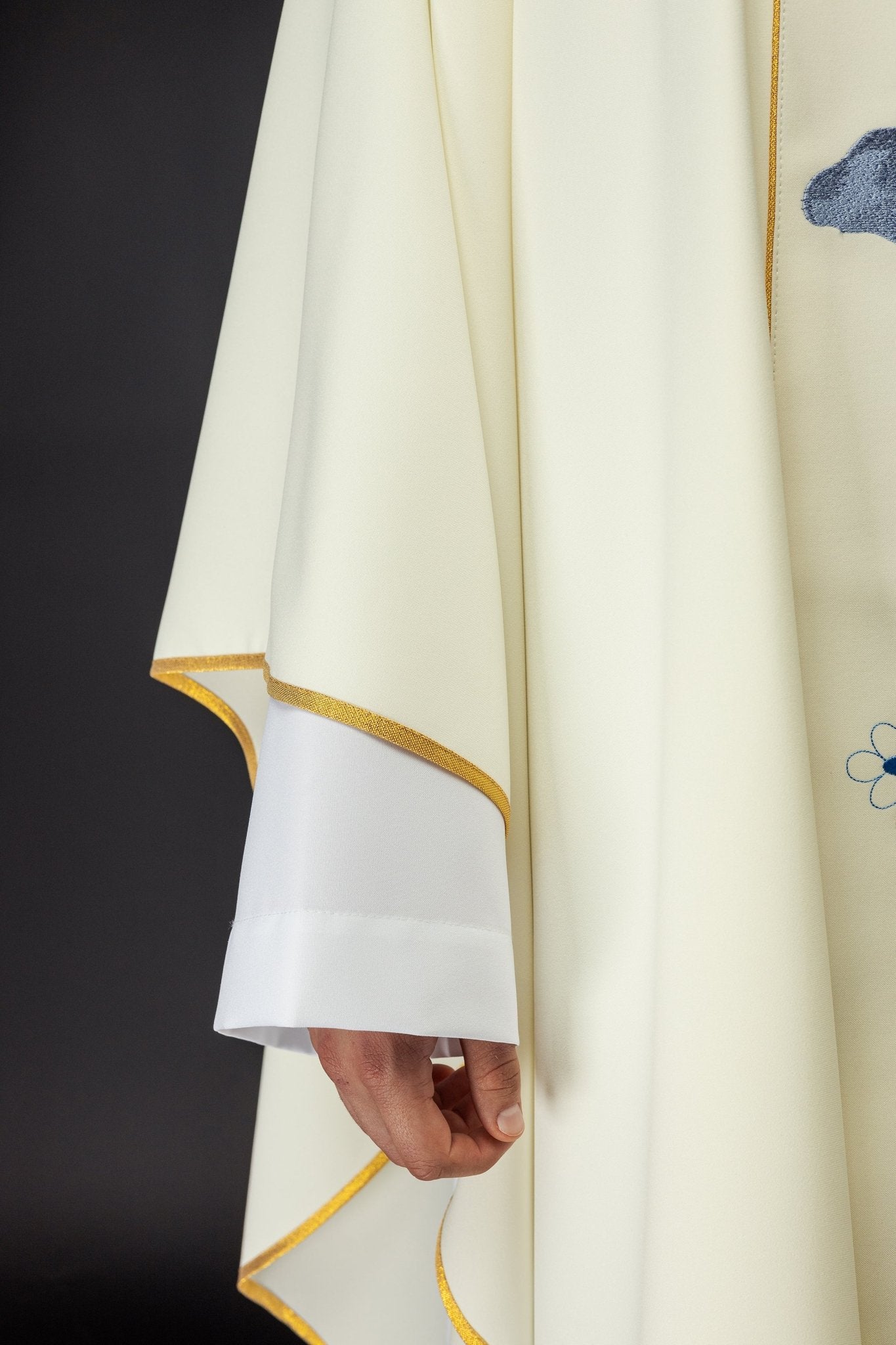 Casula bordada com imagem de Nossa Senhora de Fátima