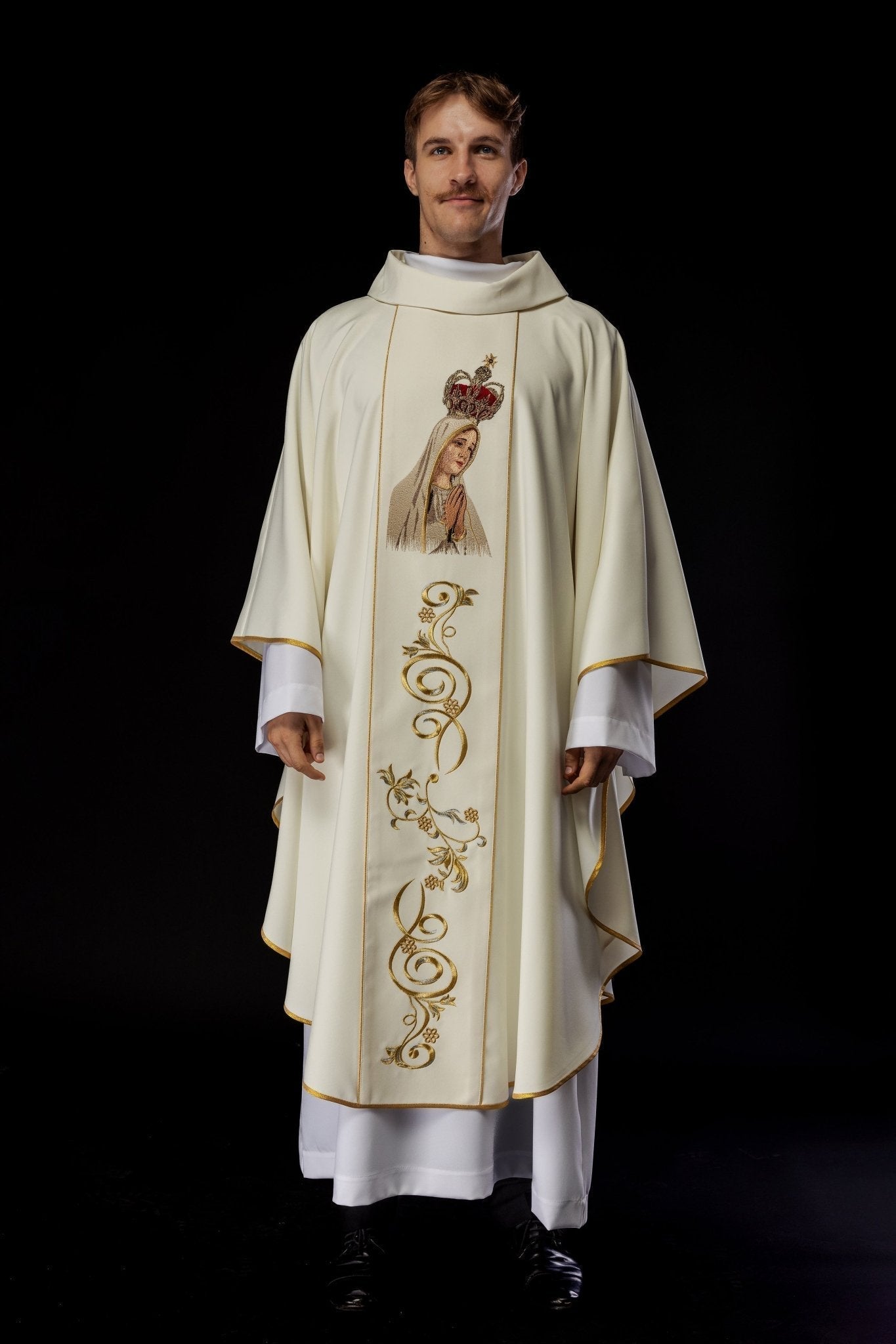 Casula bordada com a imagem de Nossa Senhora de Fátima