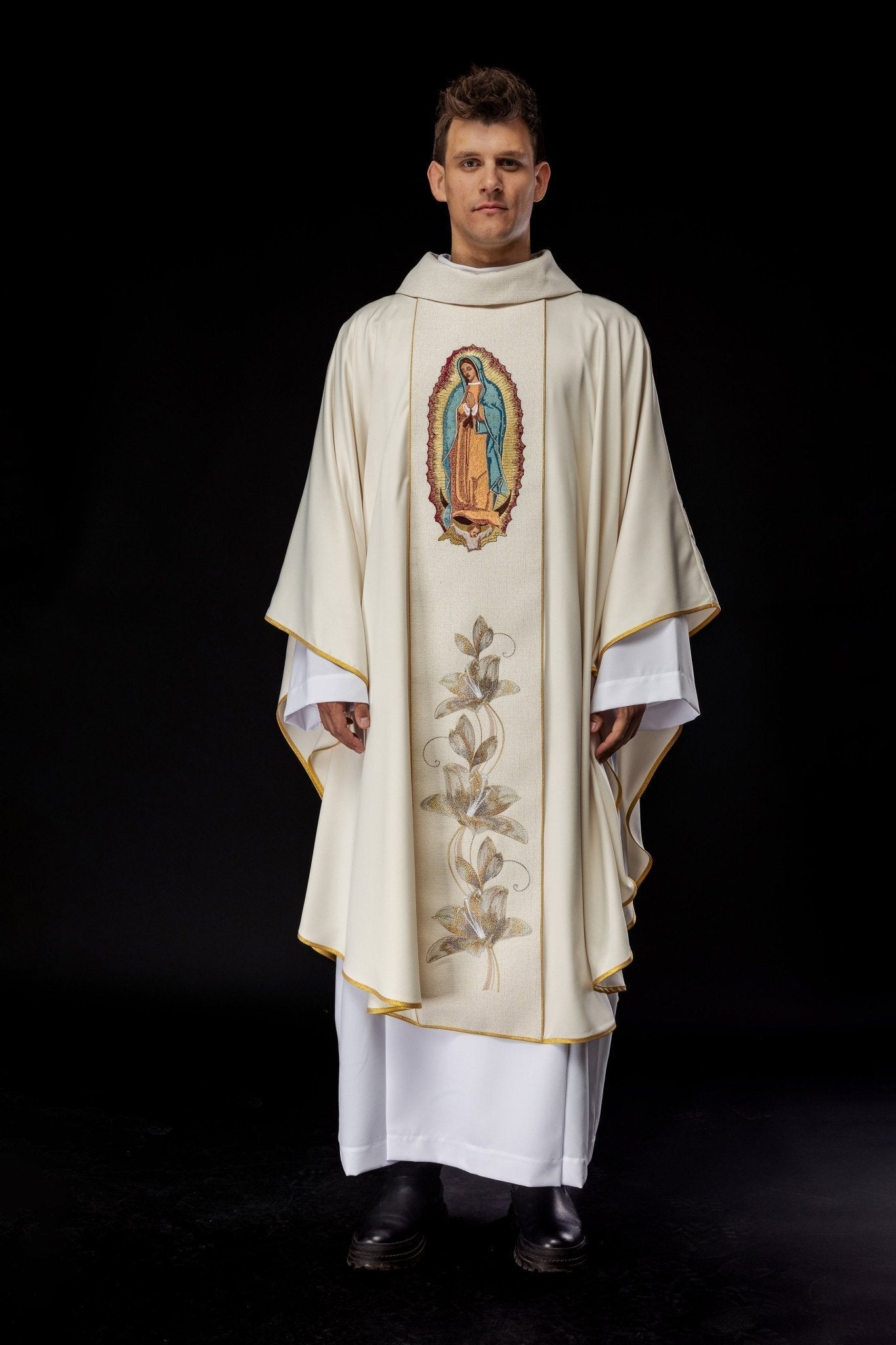 Casula bordada com a imagem de Nossa Senhora de Guadalupe