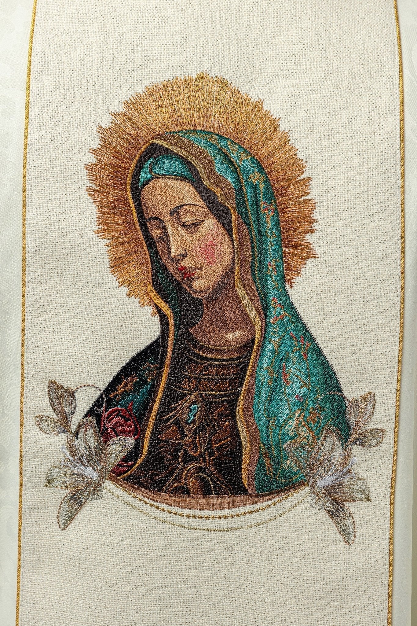 Casula bordada com imagem de Nossa Senhora de Guadalupe