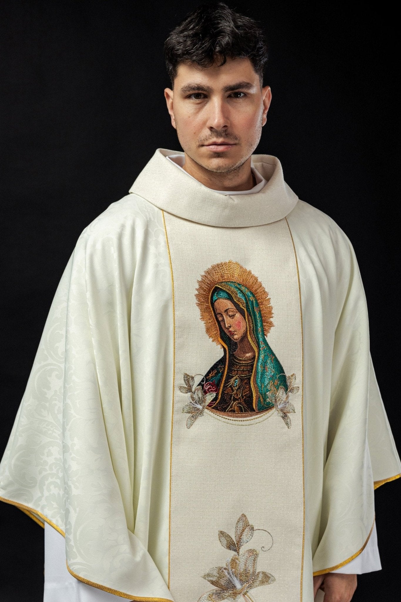Casula bordada com imagem de Nossa Senhora de Guadalupe