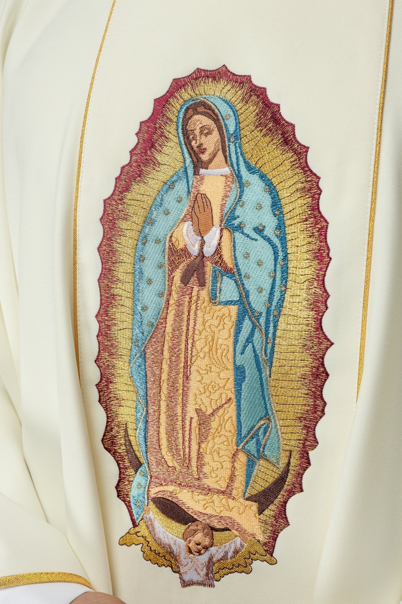 Casula bordada com imagem de Nossa Senhora de Guadalupe