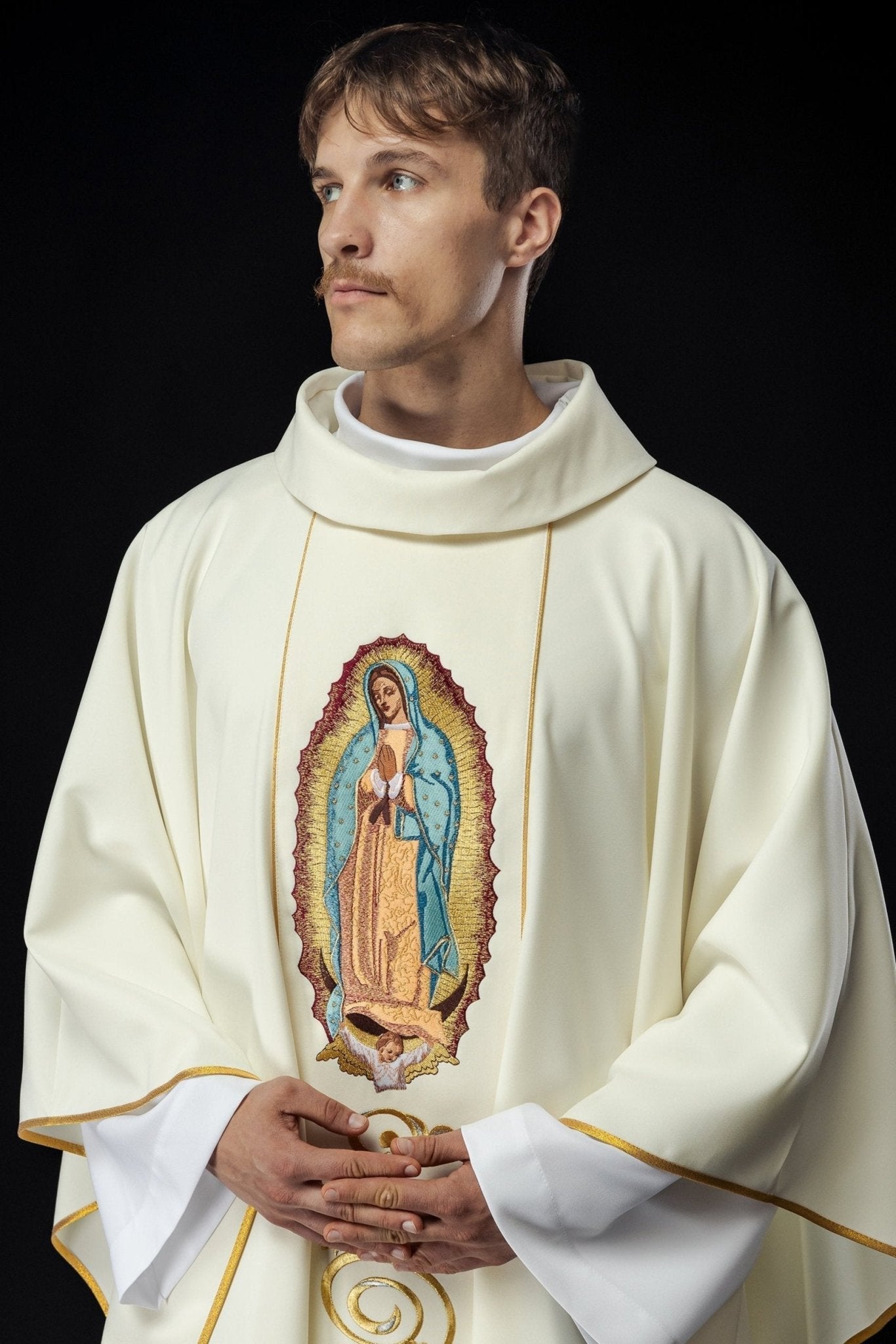 Casula bordada com imagem de Nossa Senhora de Guadalupe