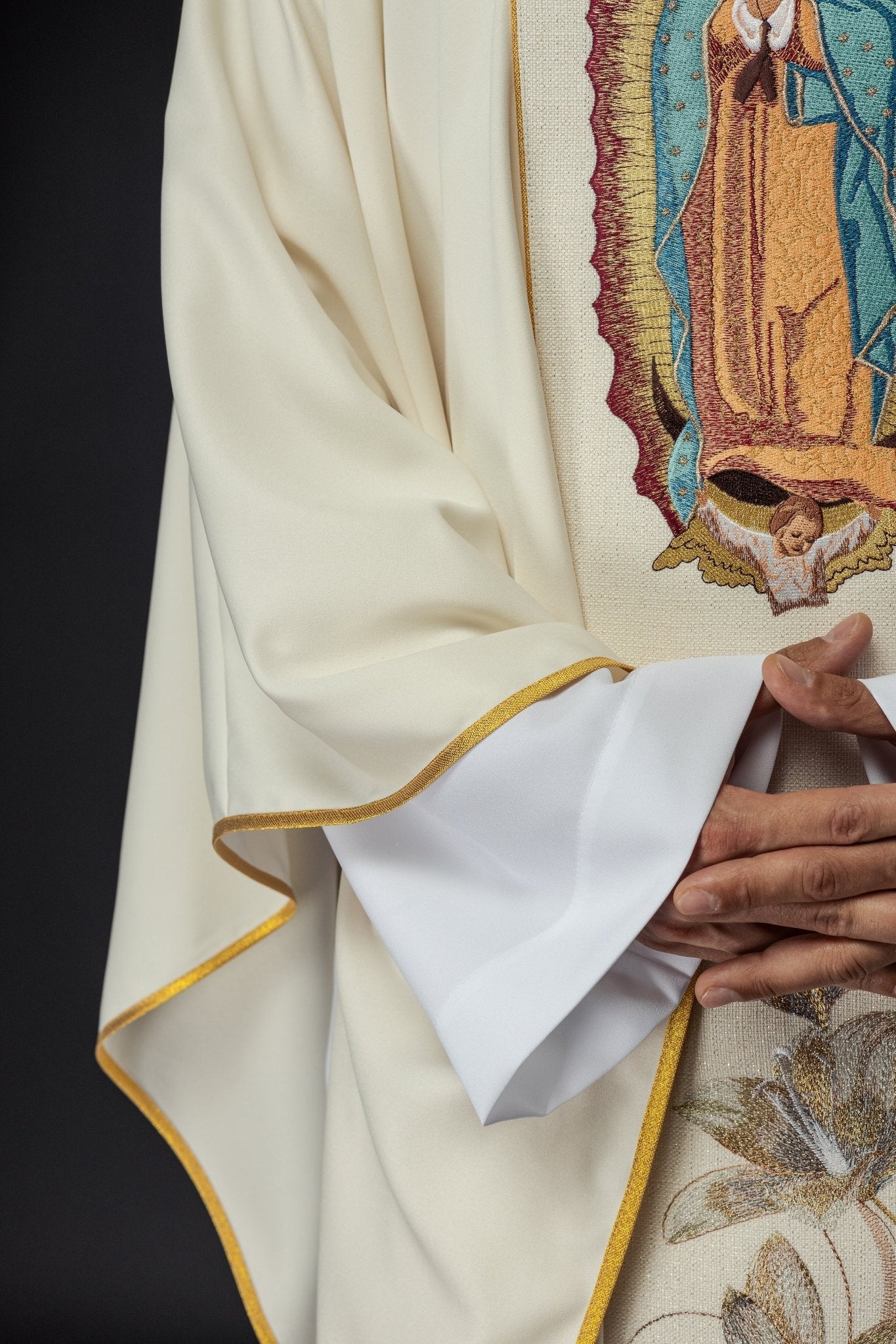 Casula bordada com a imagem de Nossa Senhora de Guadalupe