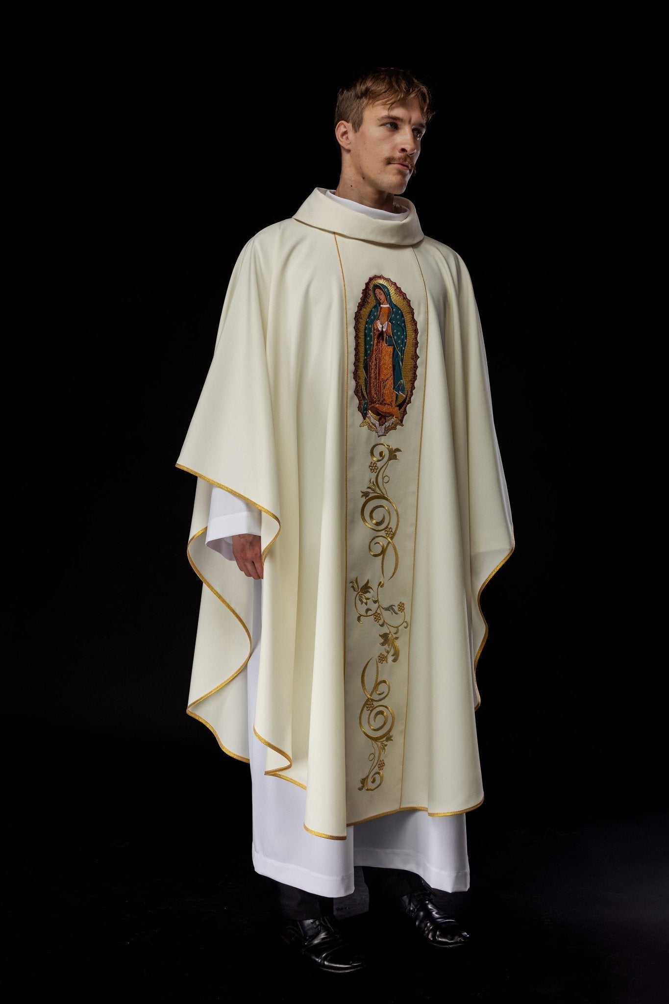 Casula bordada com imagem de Nossa Senhora de Guadalupe