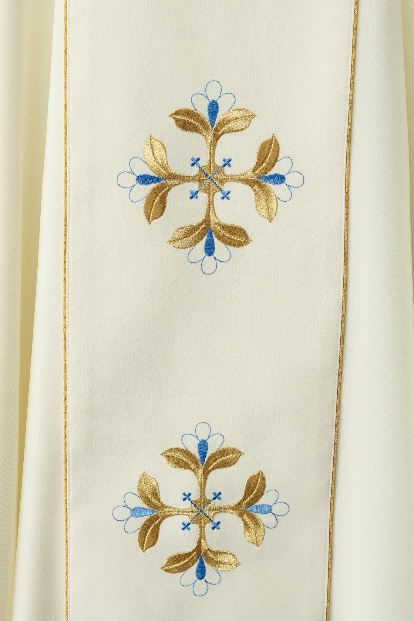 Casula bordada com imagem de Nossa Senhora da Assunção