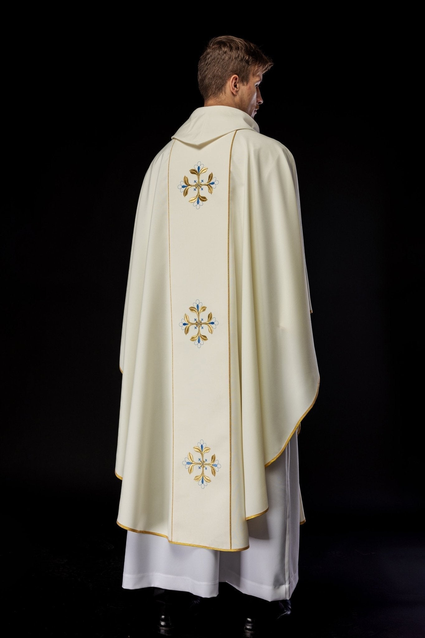 Casula bordada com imagem de Nossa Senhora da Assunção