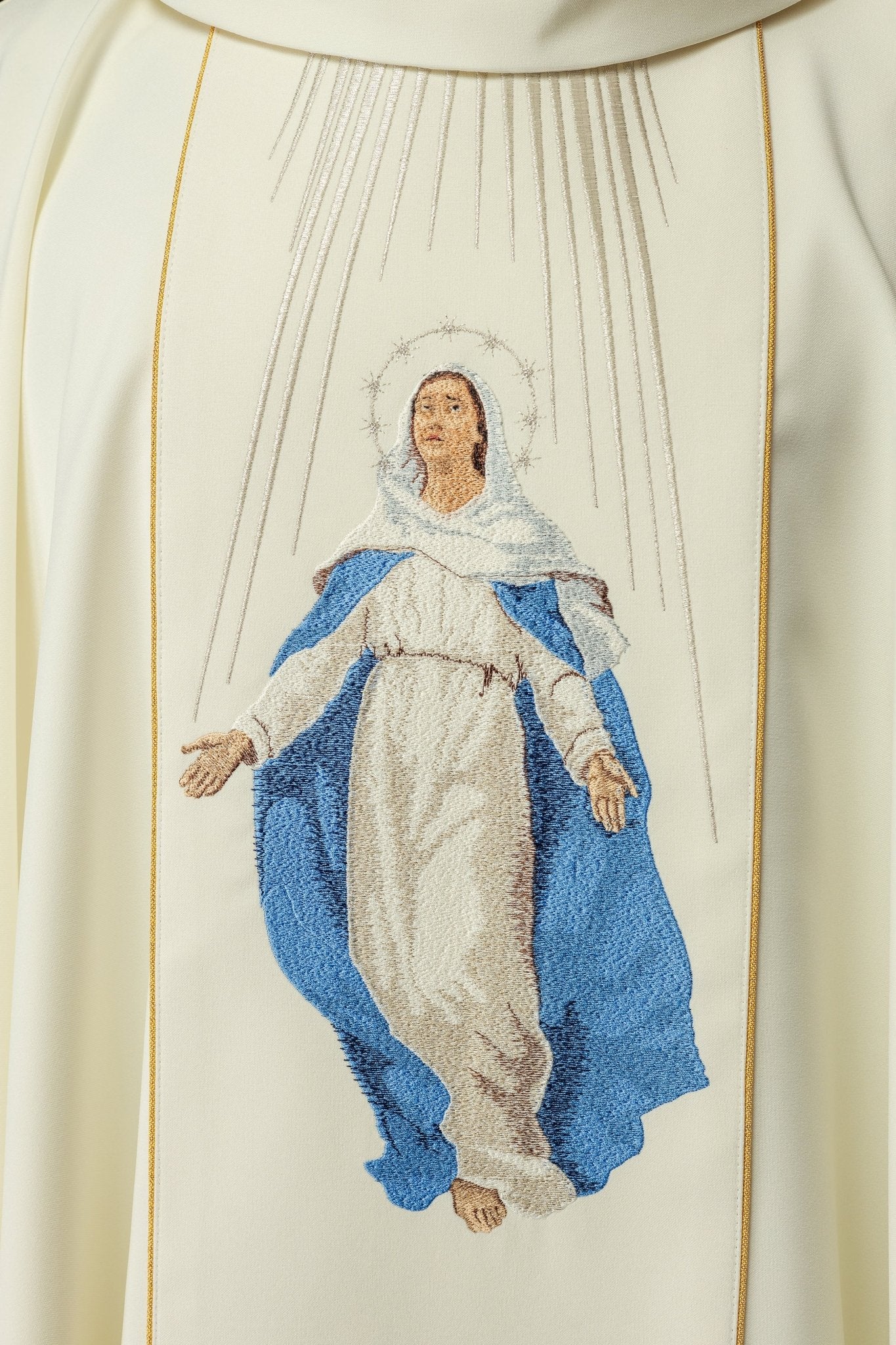 Casula bordada com imagem de Nossa Senhora da Assunção