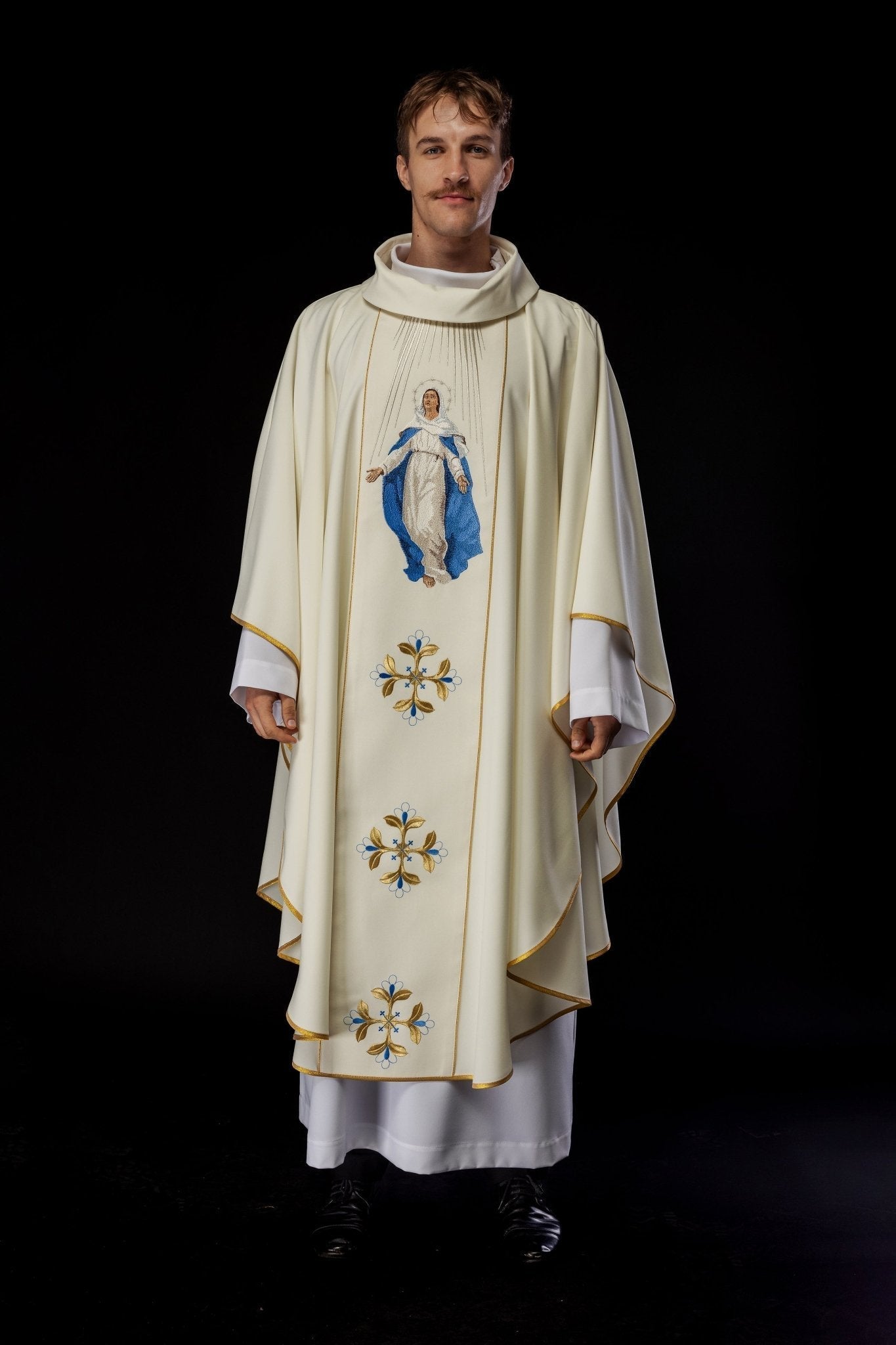 Casula bordada com imagem de Nossa Senhora da Assunção