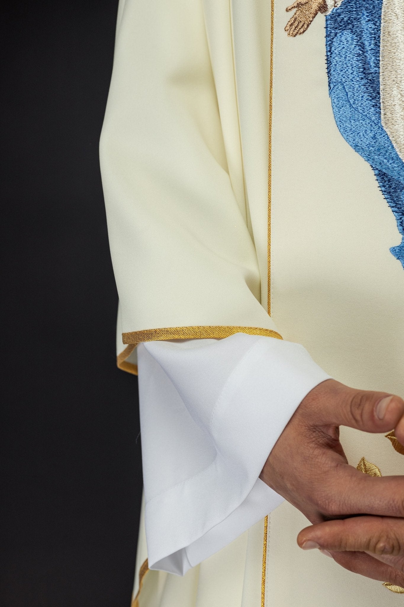 Casula bordada com imagem de Nossa Senhora da Assunção