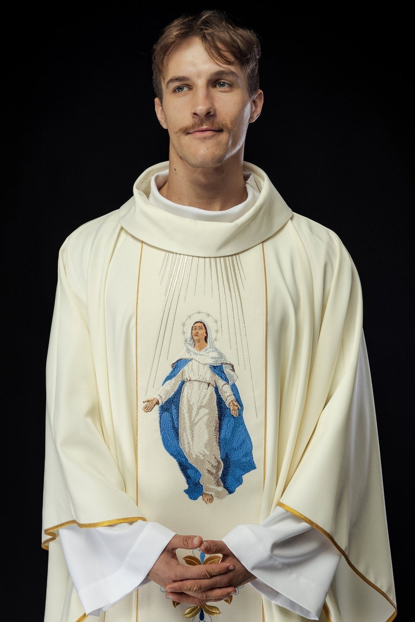 Casula bordada com imagem de Nossa Senhora da Assunção