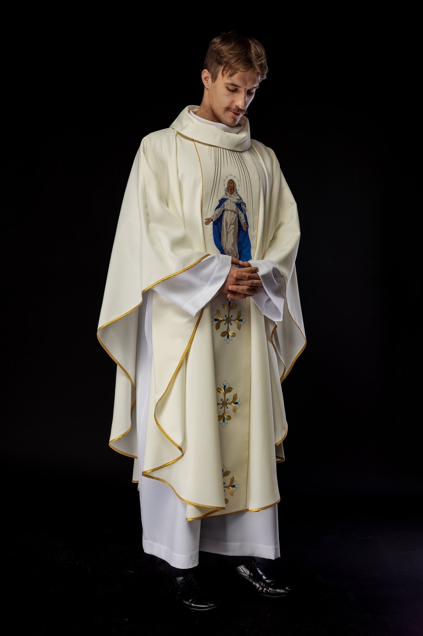 Casula bordada com imagem de Nossa Senhora da Assunção