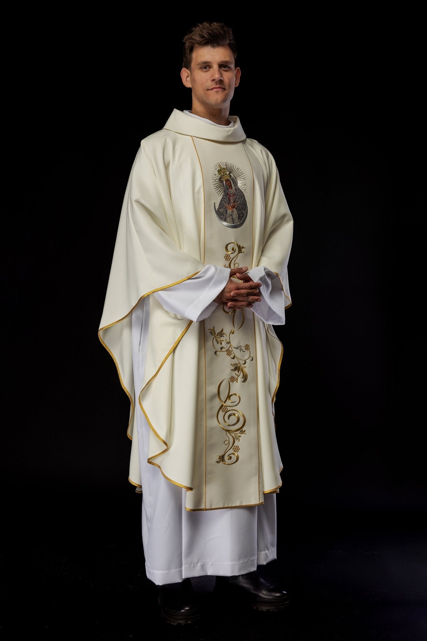 Casula bordada com imagem de Nossa Senhora de Ostrabrama