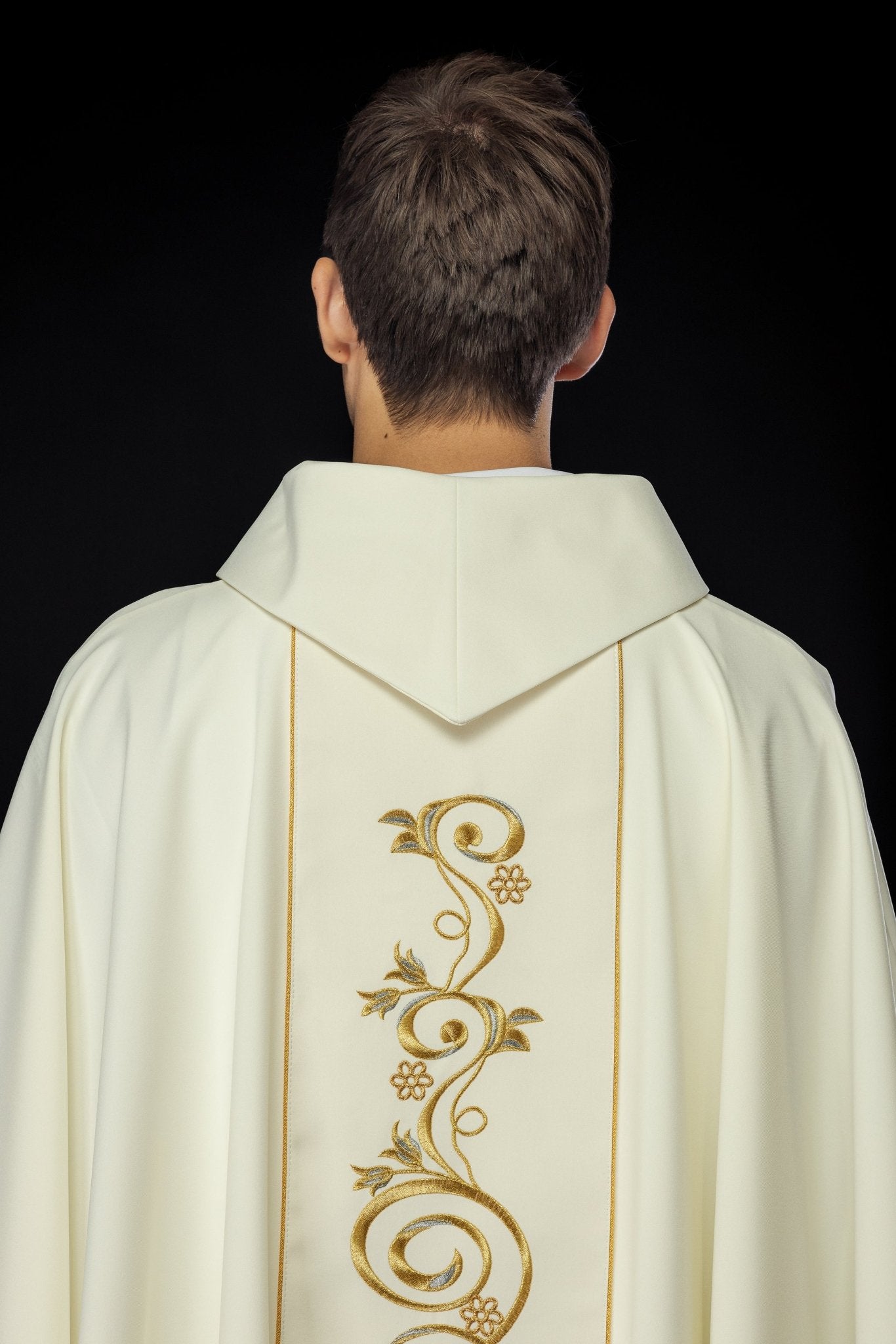 Casula bordada com imagem de Nossa Senhora de Ostrabrama