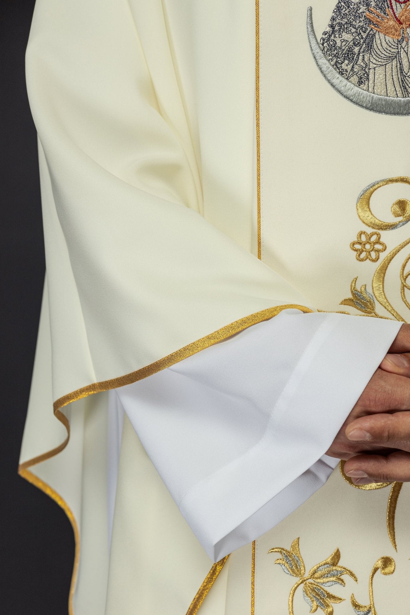 Casula bordada com imagem de Nossa Senhora de Ostrabrama