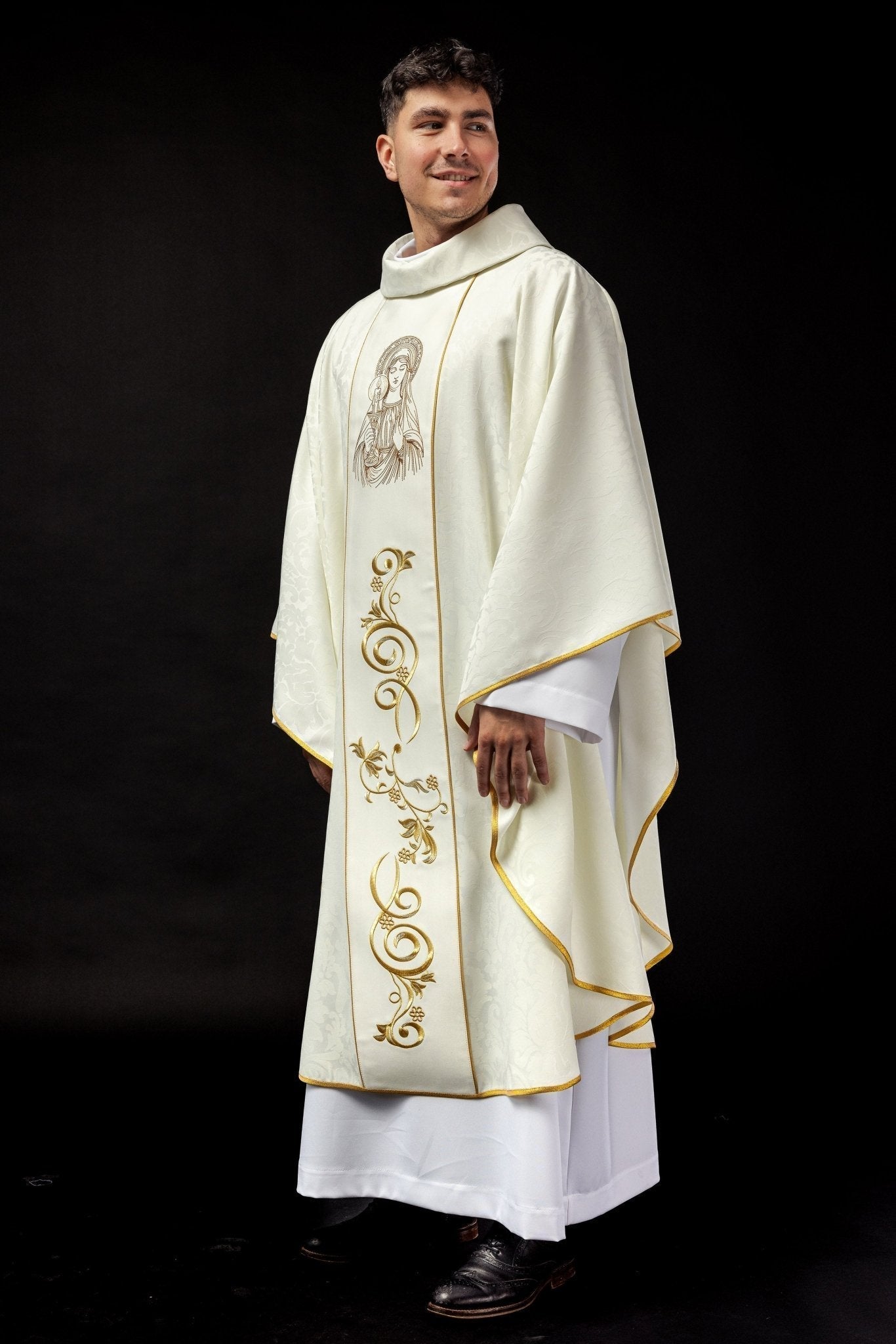Casula bordada com a imagem de Nossa Senhora da Candelária
