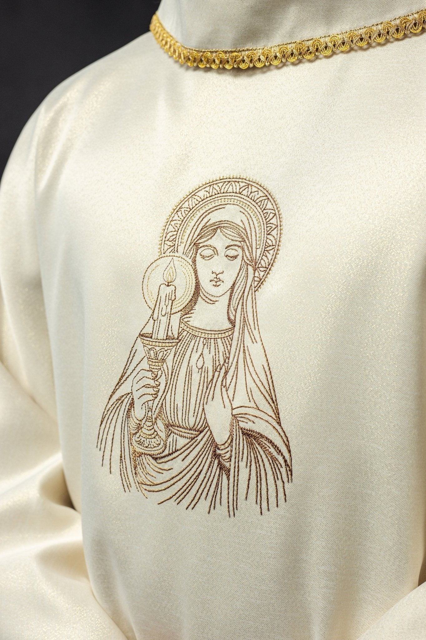 Casula bordada com imagem de Nossa Senhora da Candelária