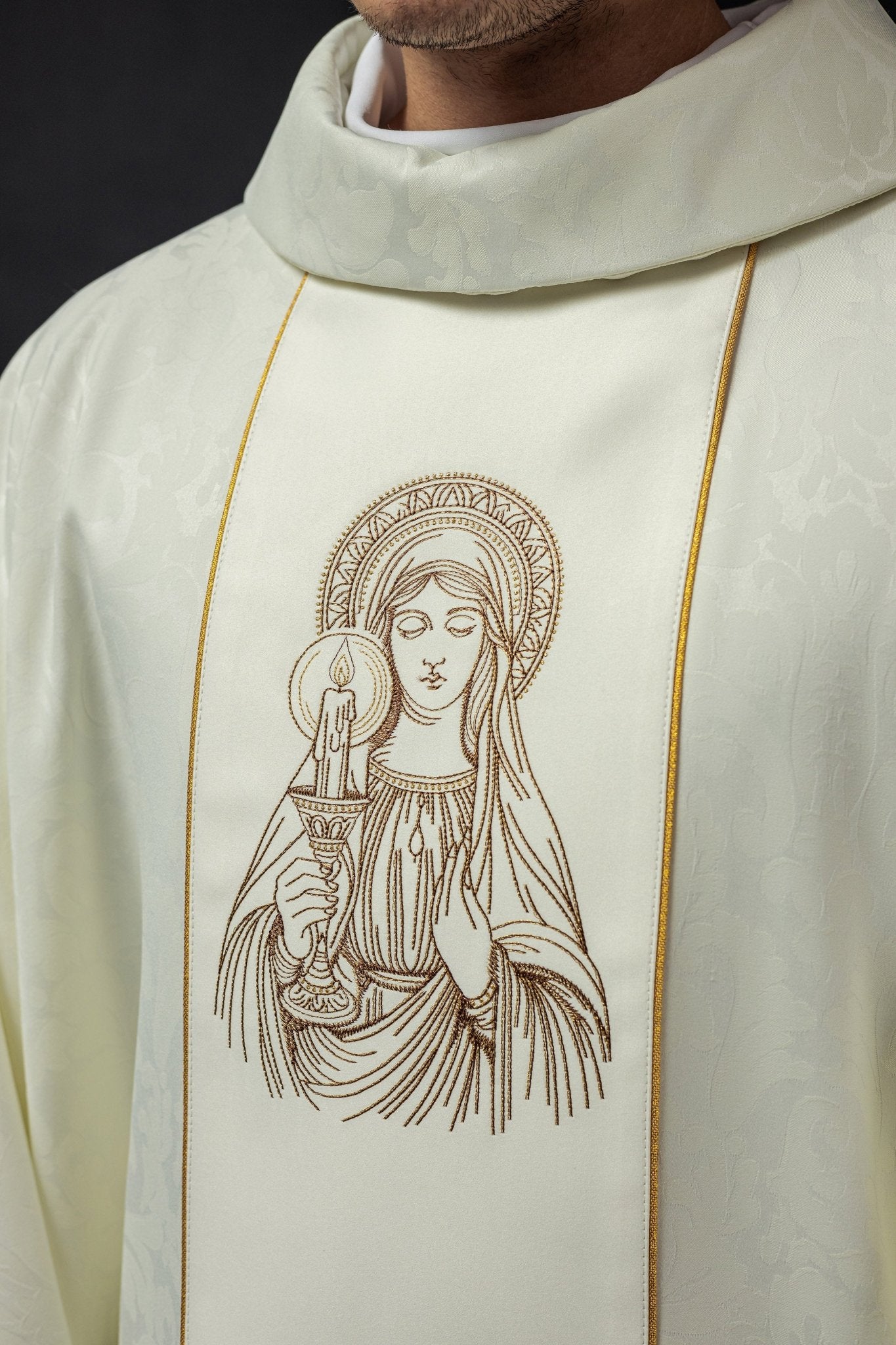 Casula bordada com a imagem de Nossa Senhora da Candelária
