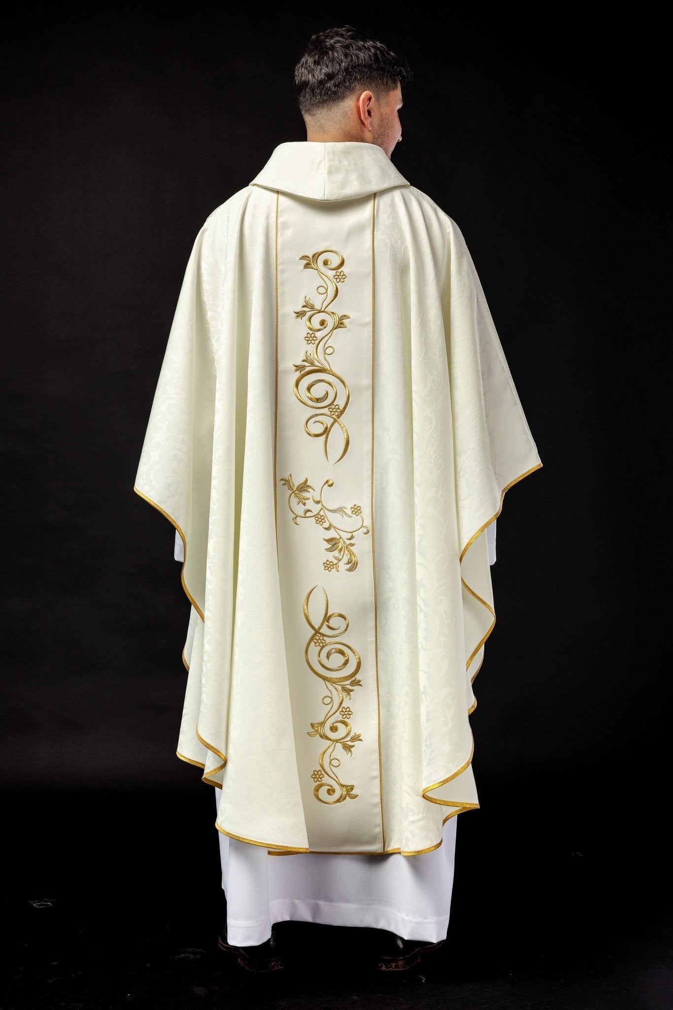 Casula bordada com a imagem de Nossa Senhora da Candelária