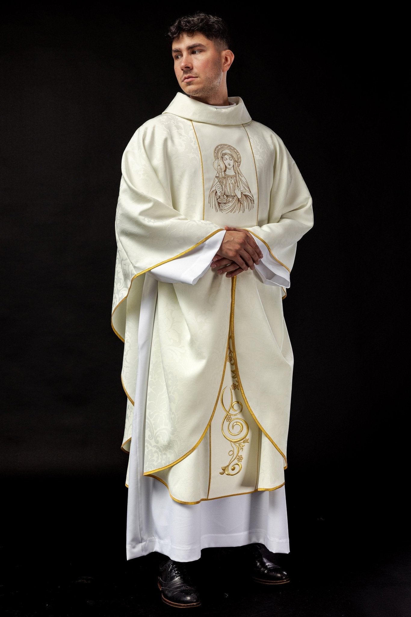 Casula bordada com a imagem de Nossa Senhora da Candelária