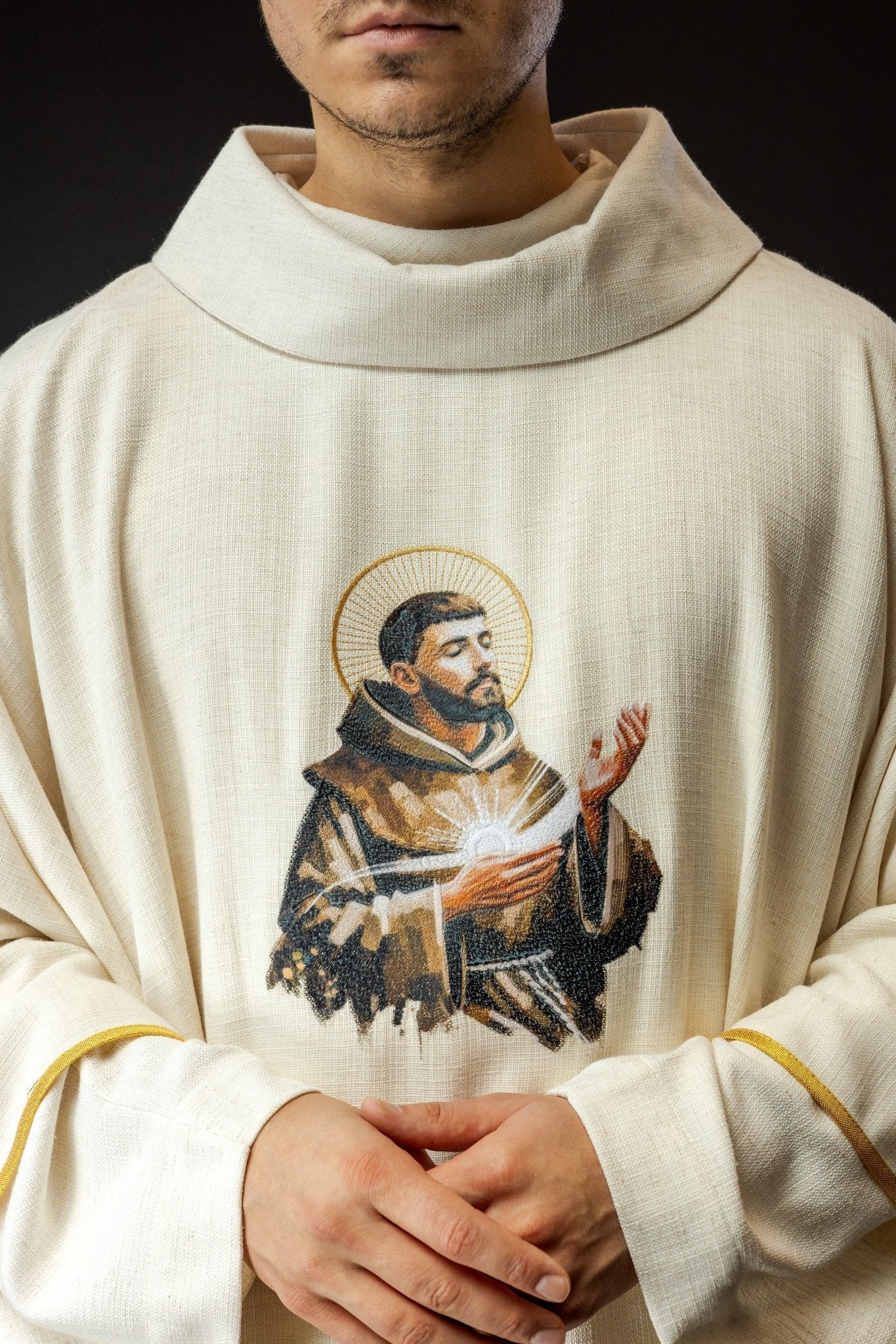 Casula bordada com imagem de São Francisco