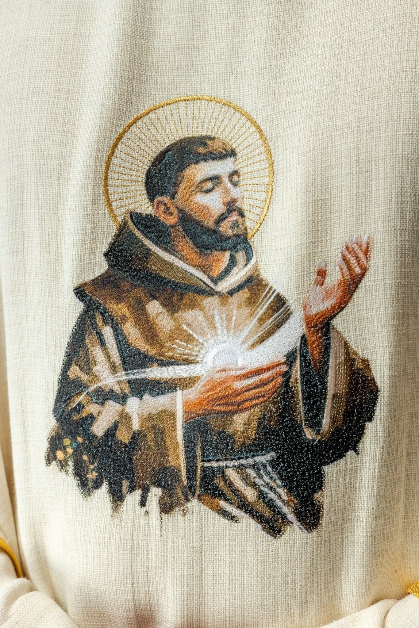 Casula bordada com imagem de São Francisco