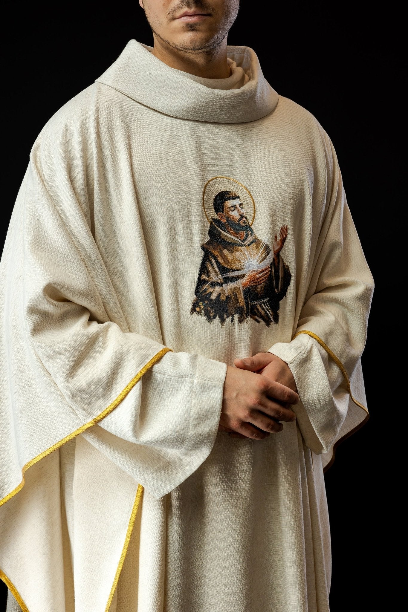 Casula bordada com imagem de São Francisco