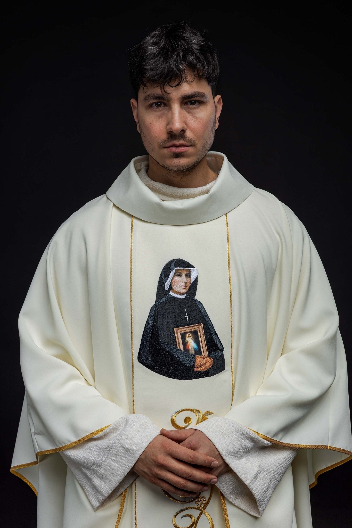 Casula bordada com imagem de Santa Faustina