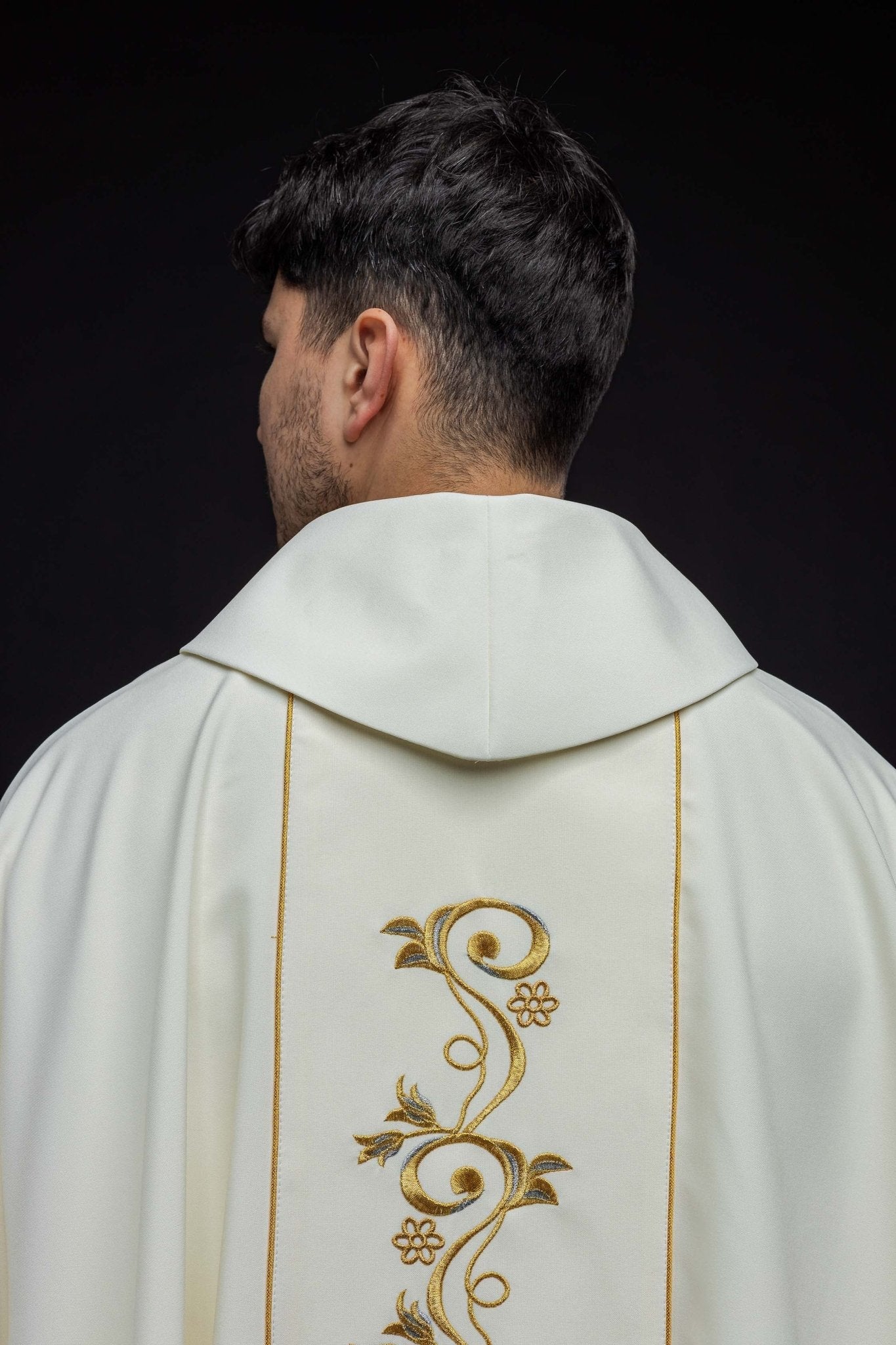 Casula bordada com imagem de Santa Faustina
