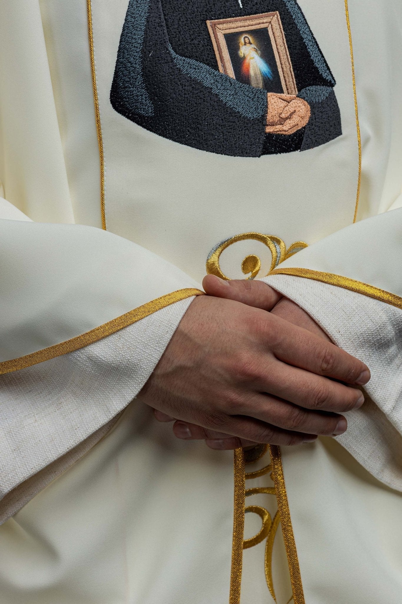 Casula bordada com imagem de Santa Faustina