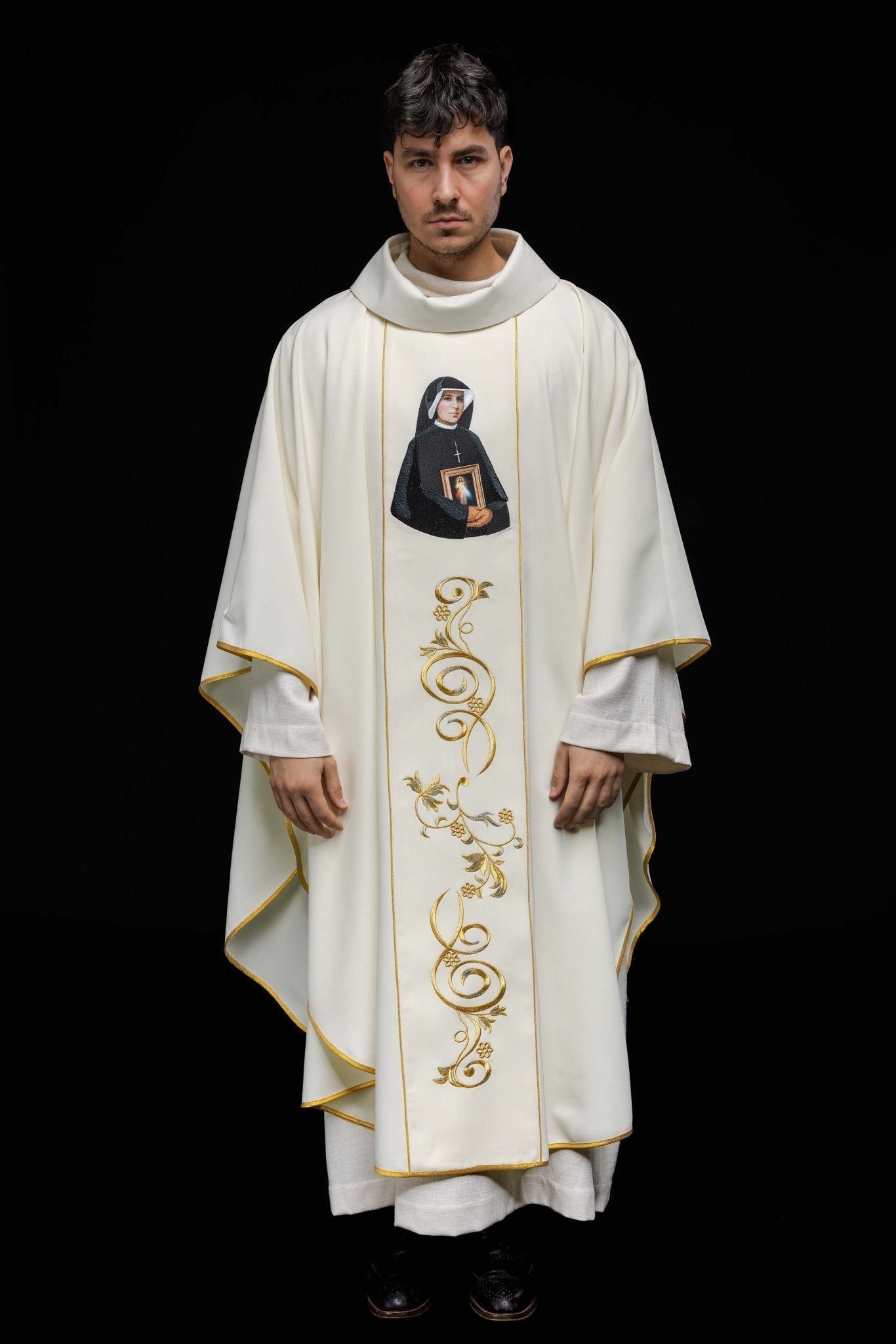 Casula bordada com imagem de Santa Faustina